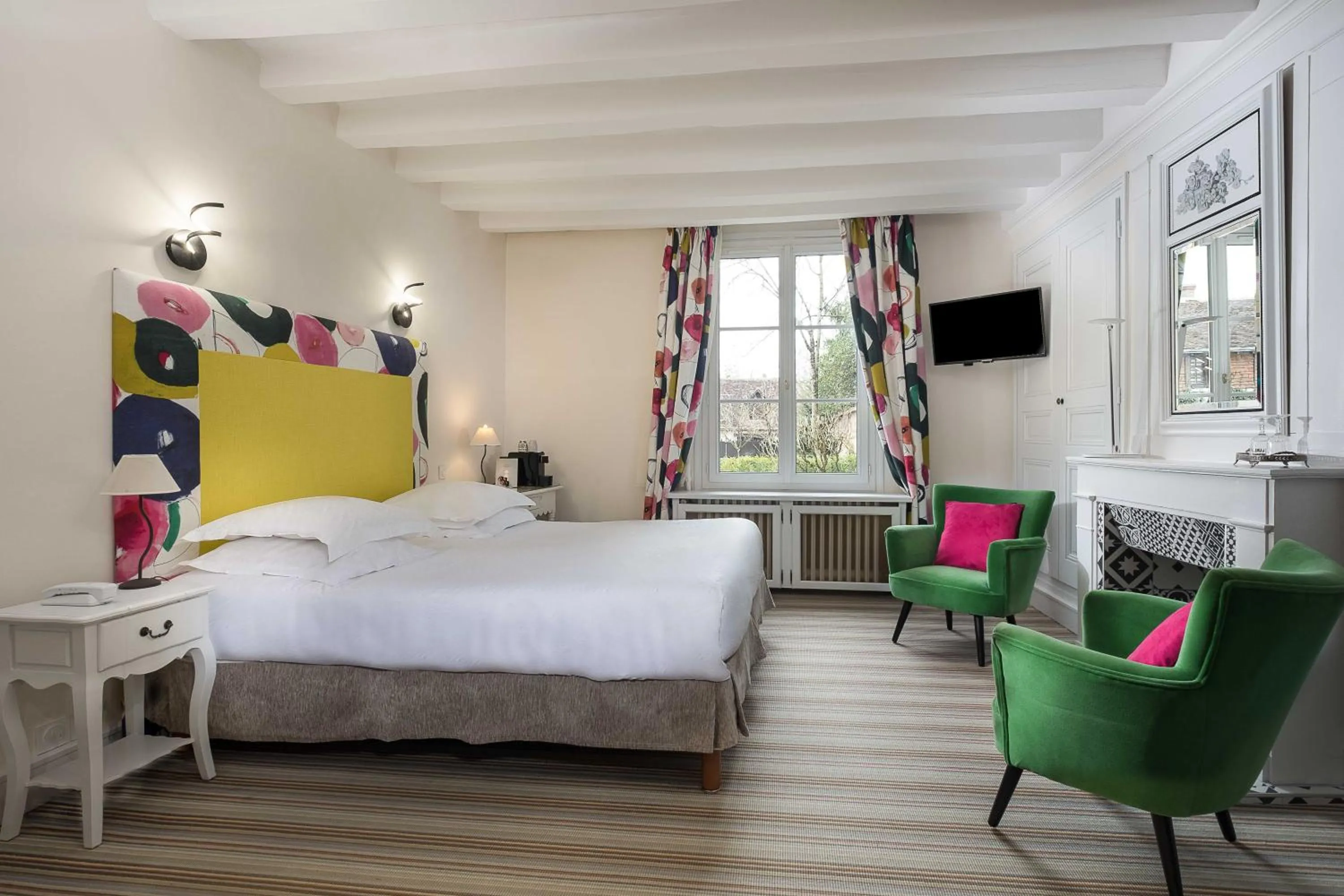 Photo of the whole room, Bed in Auberge du Bon Laboureur Chenonceaux