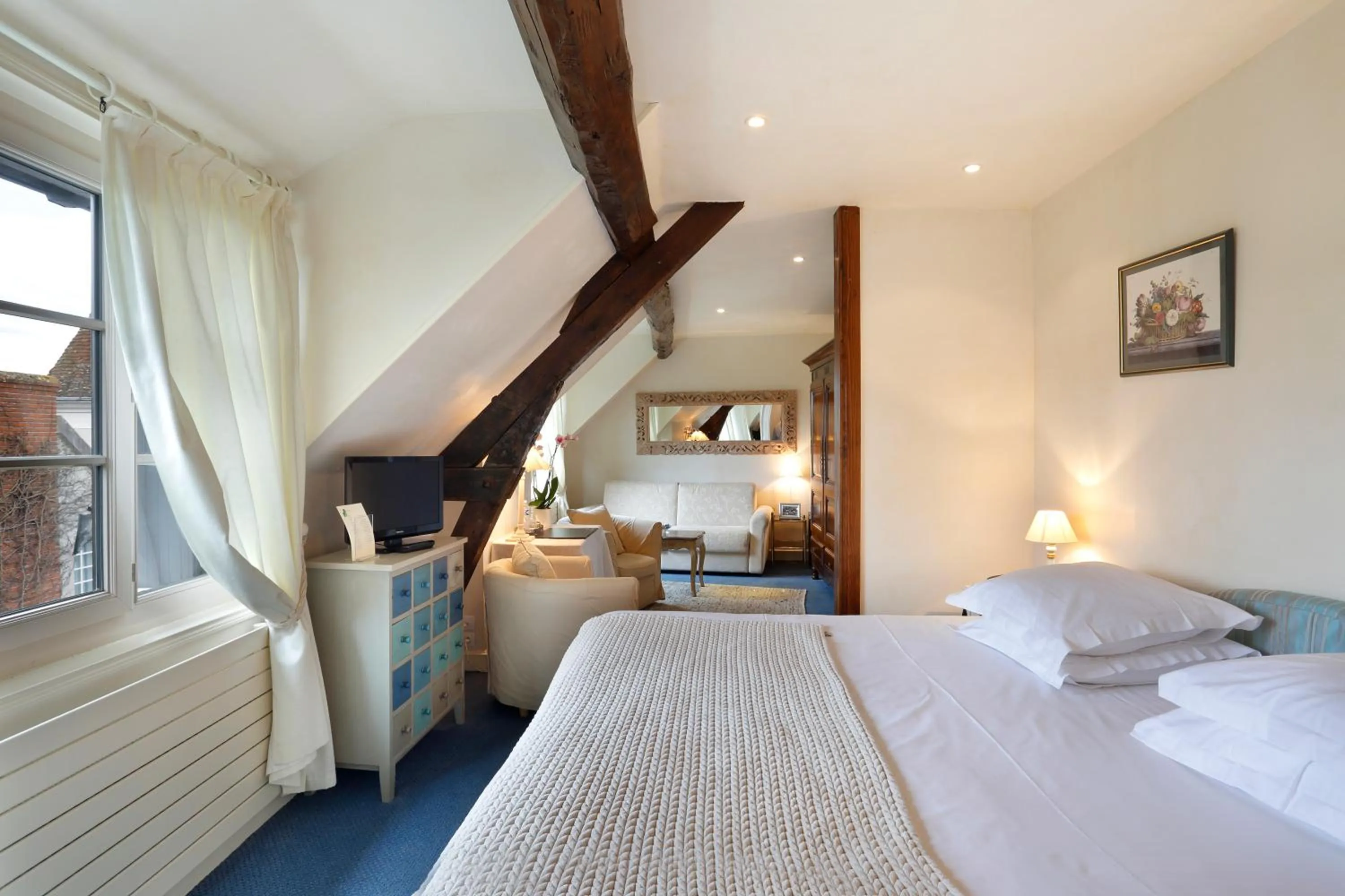Bedroom, Bed in Auberge du Bon Laboureur Chenonceaux