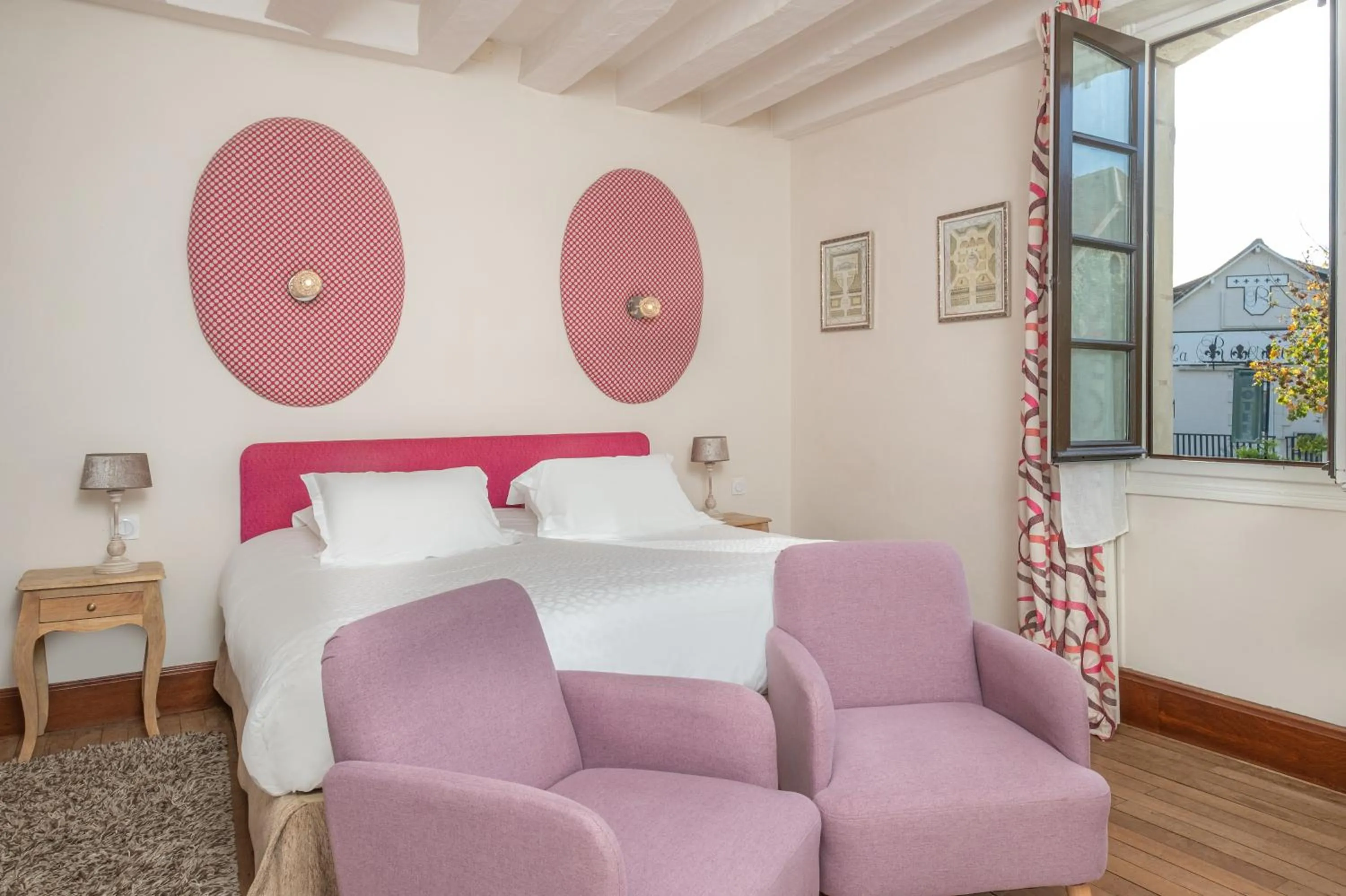 Bedroom, Bed in Auberge du Bon Laboureur Chenonceaux