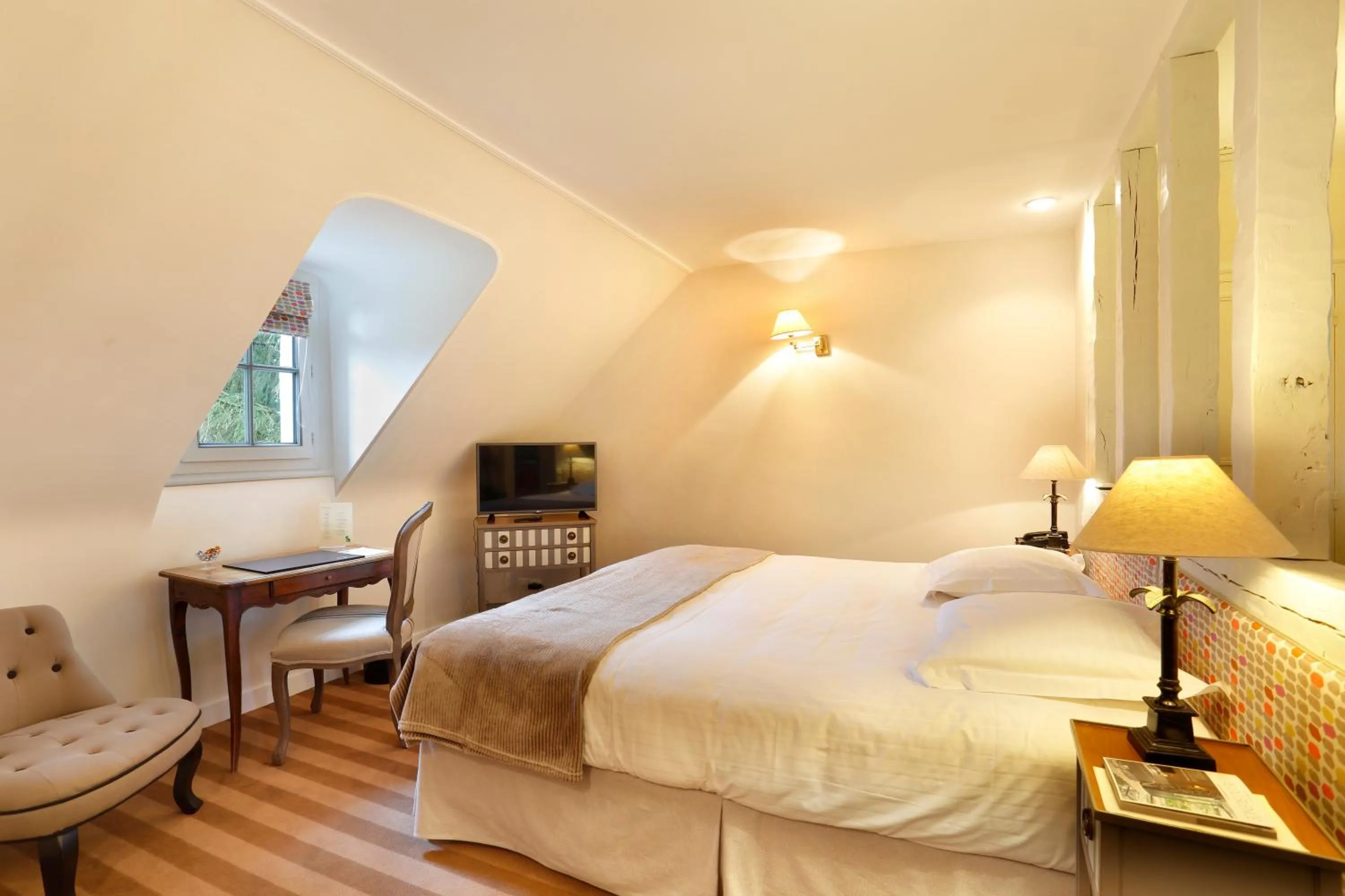 Bedroom, Bed in Auberge du Bon Laboureur Chenonceaux
