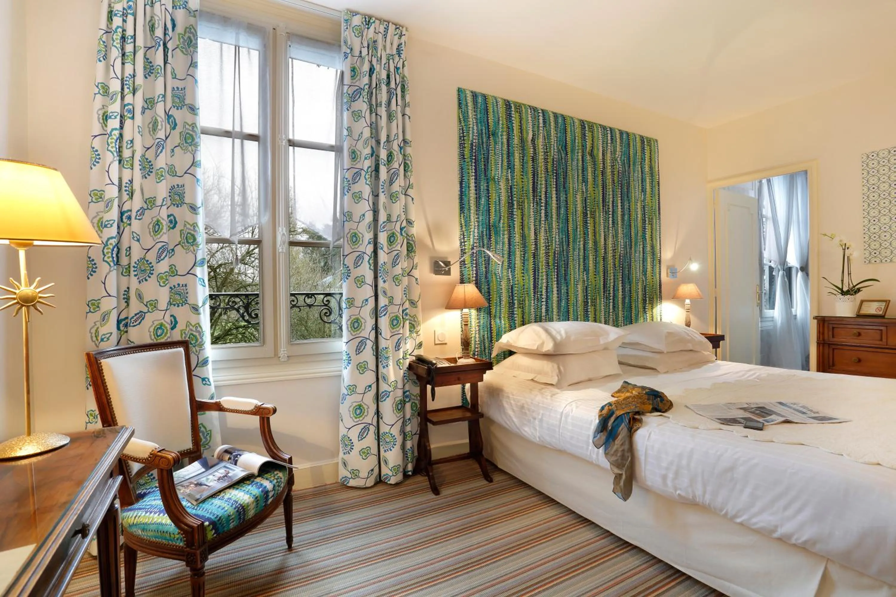 Bedroom, Bed in Auberge du Bon Laboureur Chenonceaux