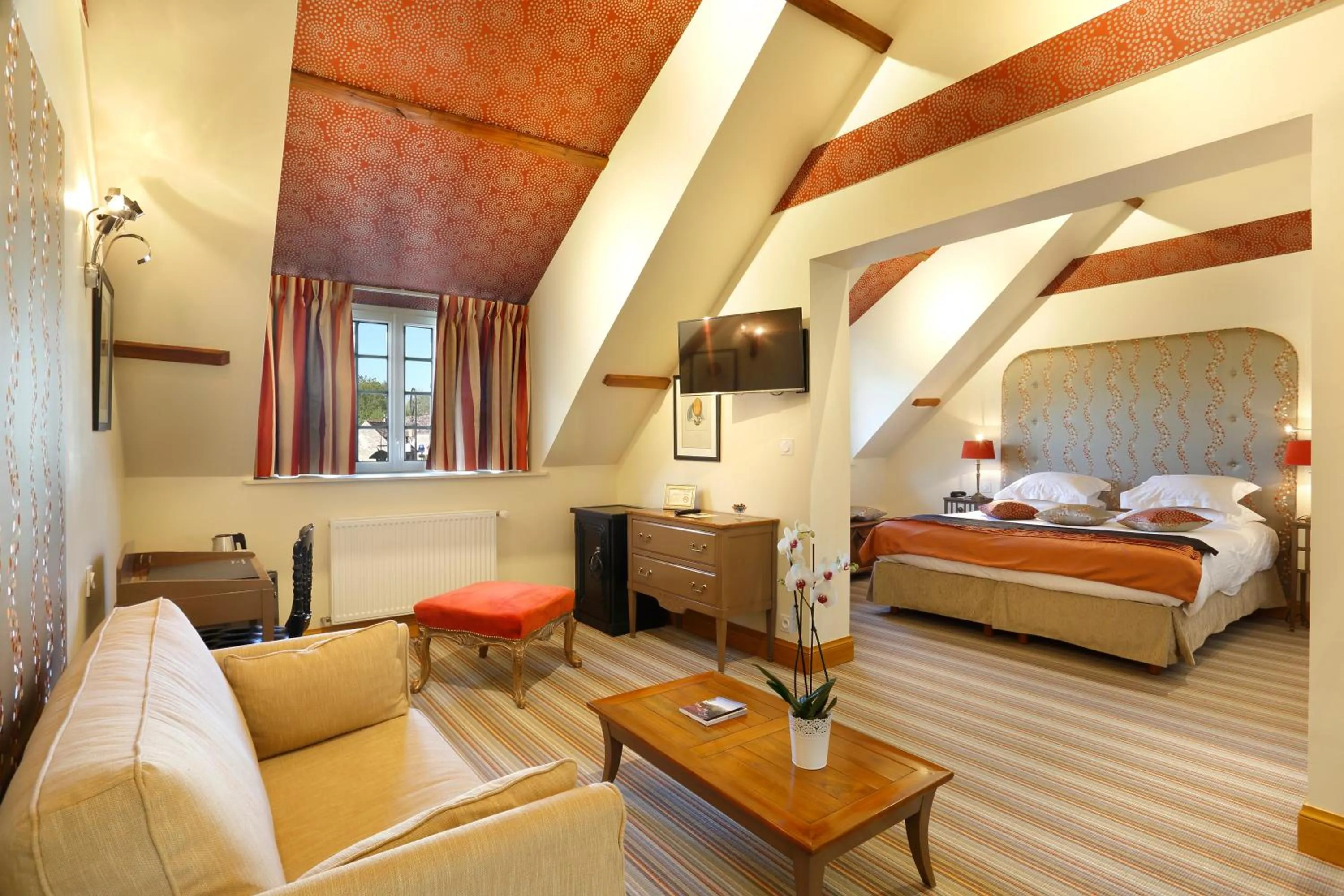 Bedroom, Bed in Auberge du Bon Laboureur Chenonceaux