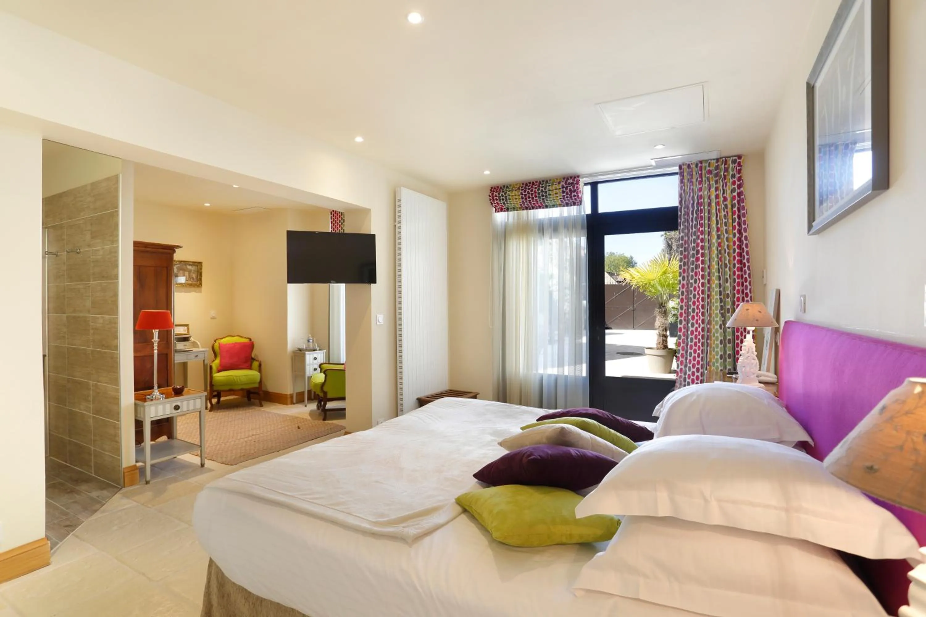 Bedroom, Bed in Auberge du Bon Laboureur Chenonceaux