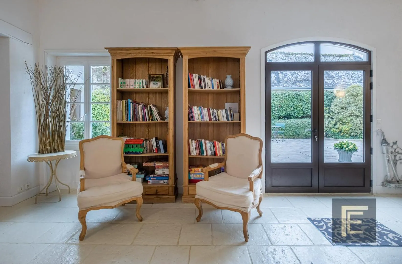 Library in Auberge du Bon Laboureur Chenonceaux