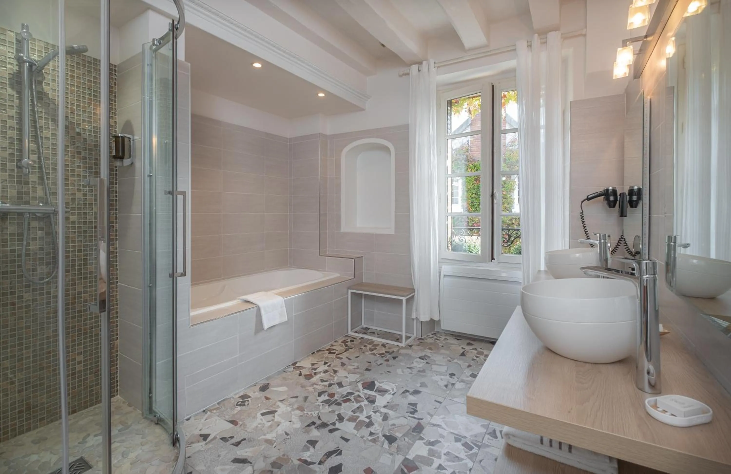 Shower in Auberge du Bon Laboureur Chenonceaux