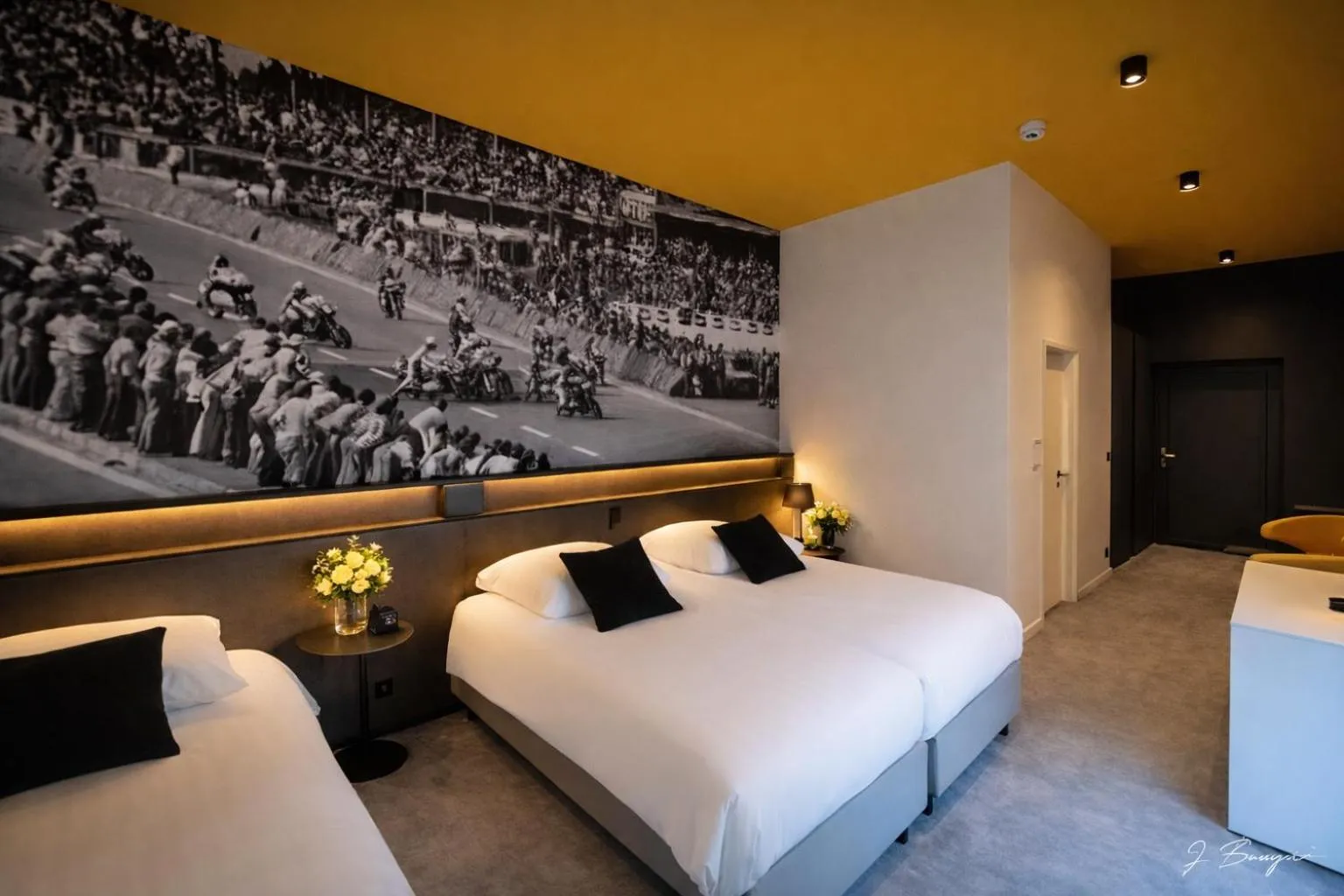 Bed in La Reine Hôtel & Restaurant