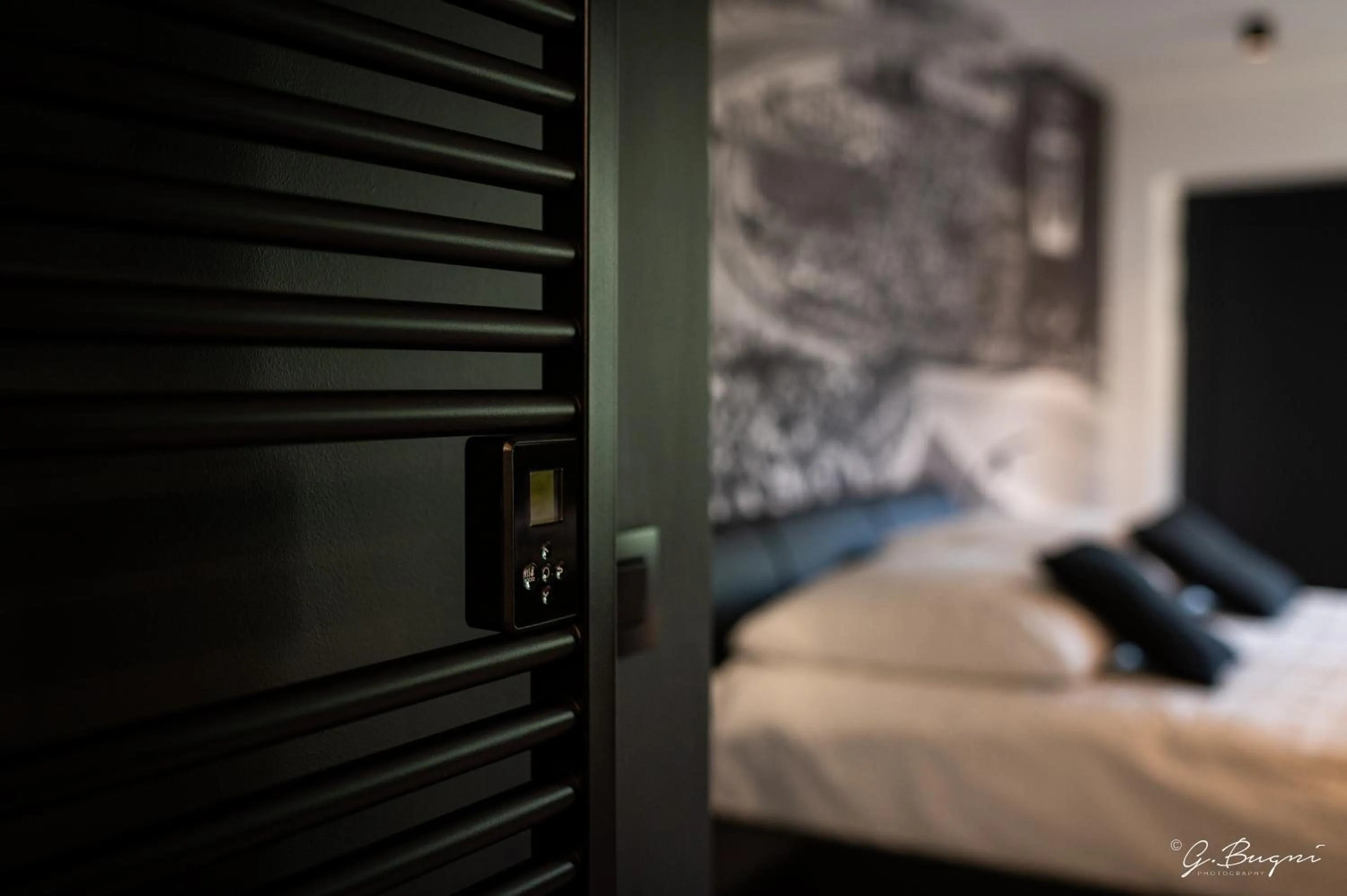 Bed in La Reine Hôtel & Restaurant