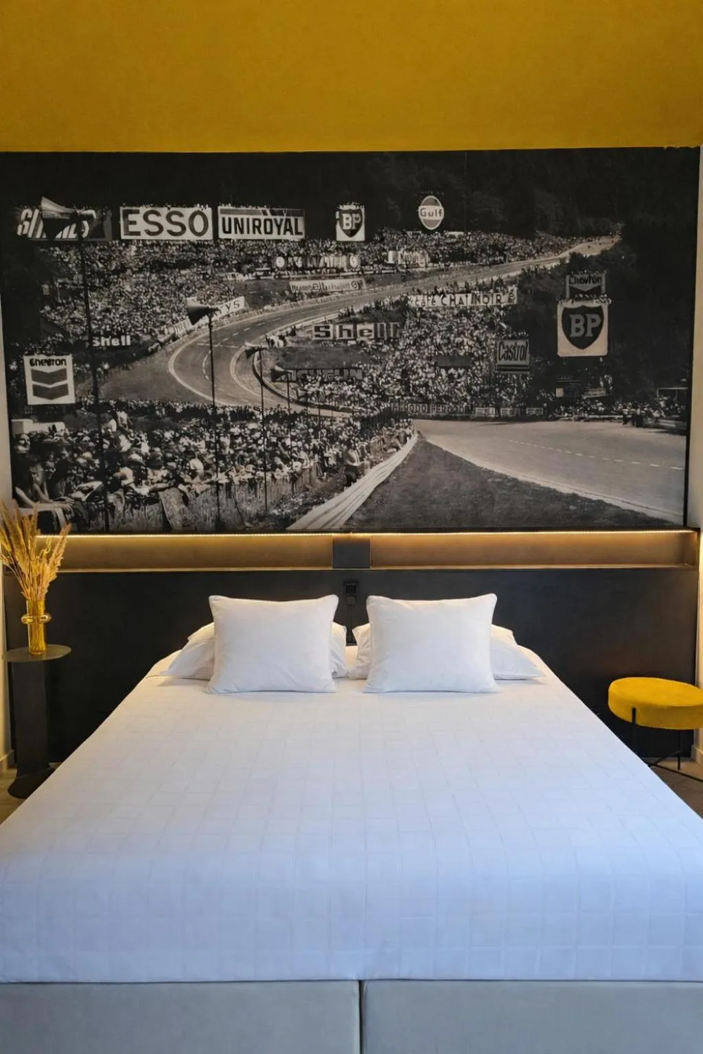 Bed in La Reine Hôtel & Restaurant