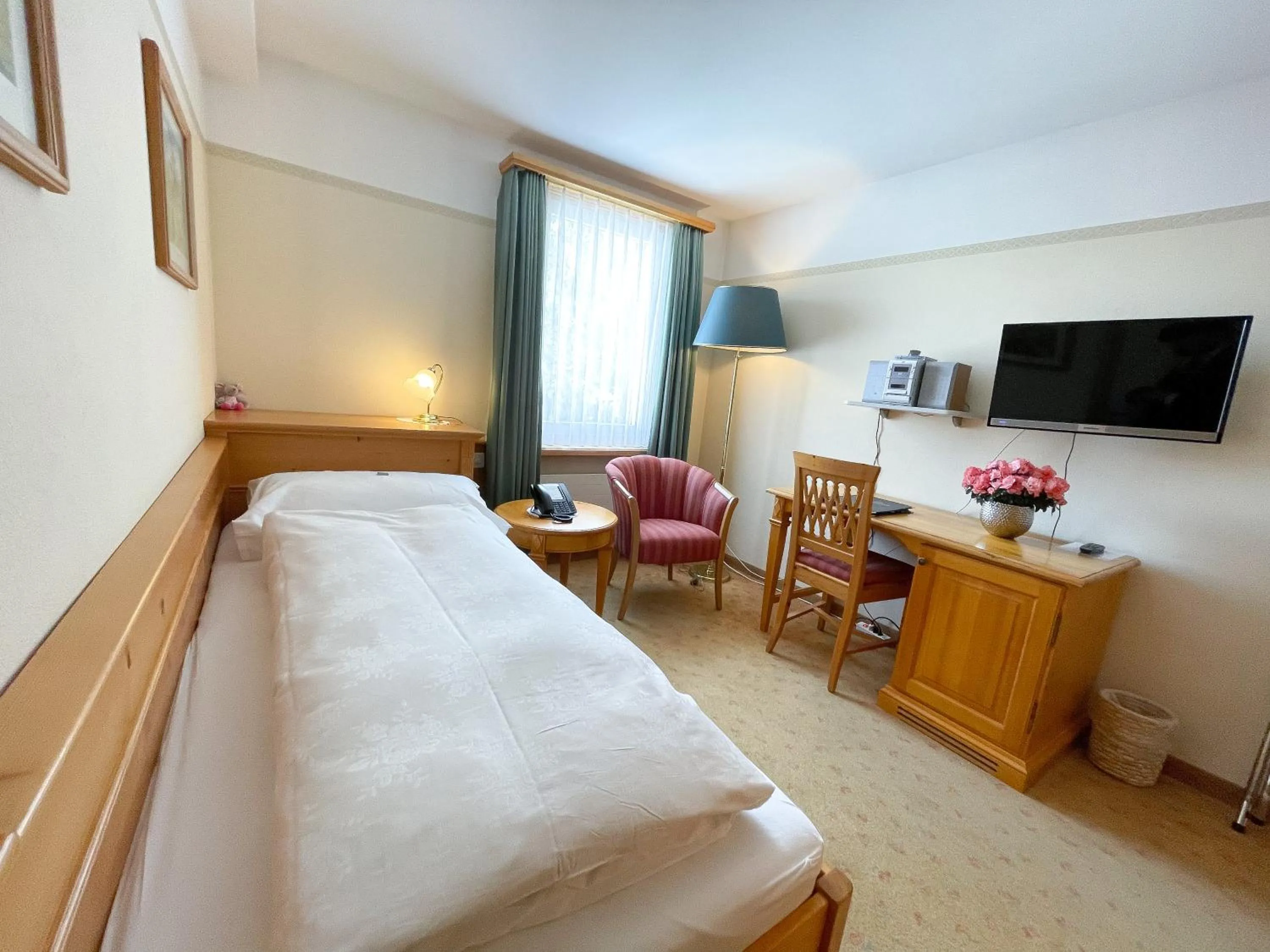 Photo of the whole room, Bed in Boutique Hotel Engadinerhof - A Home for Generations