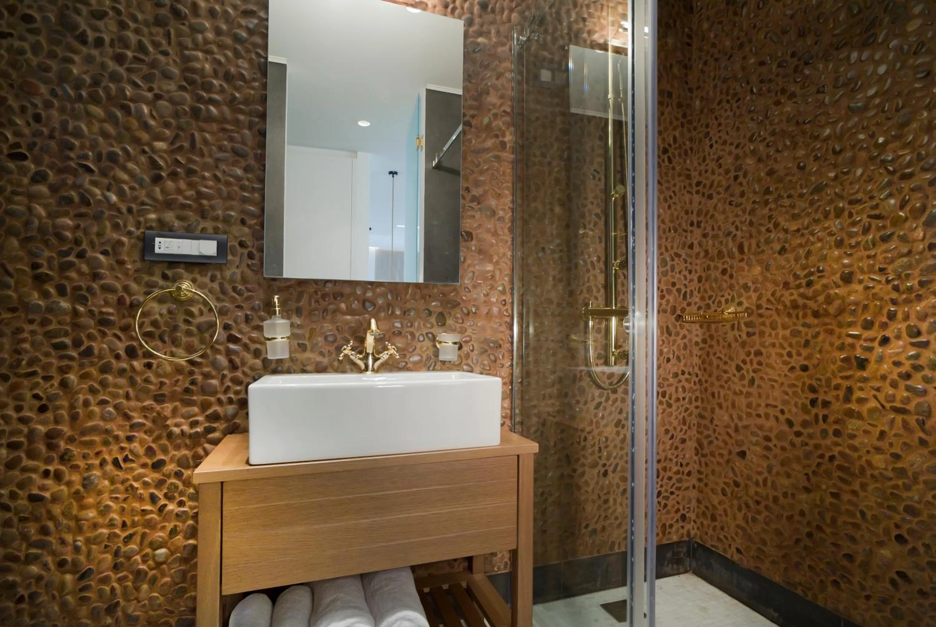 Shower in NLH FIX | Neighborhood Lifestyle Hotels