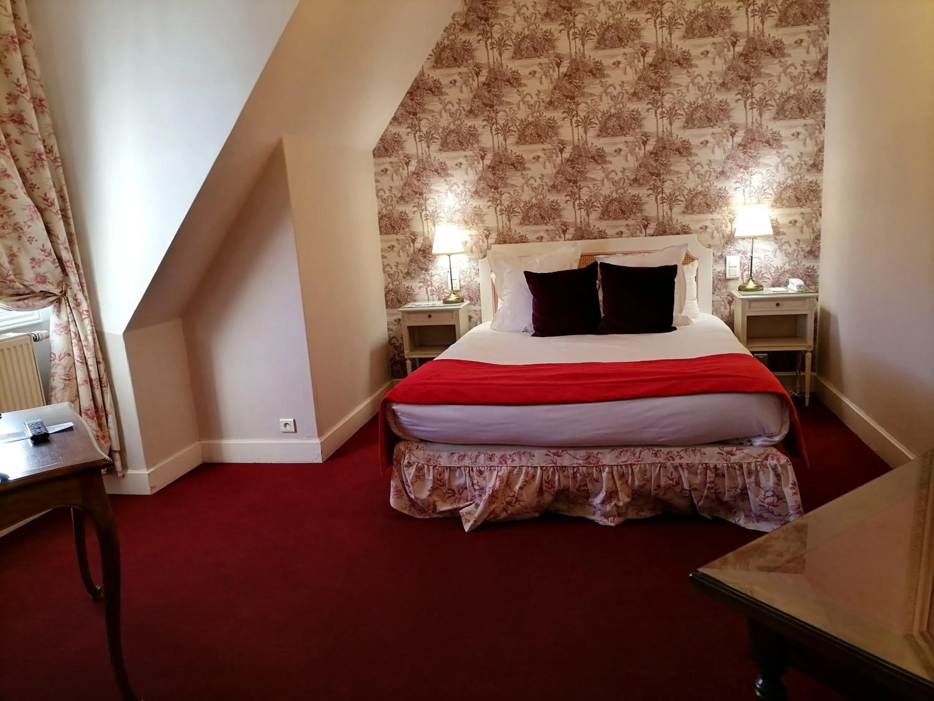 Photo of the whole room, Bed in Château De Beauvois - La Maison Younan