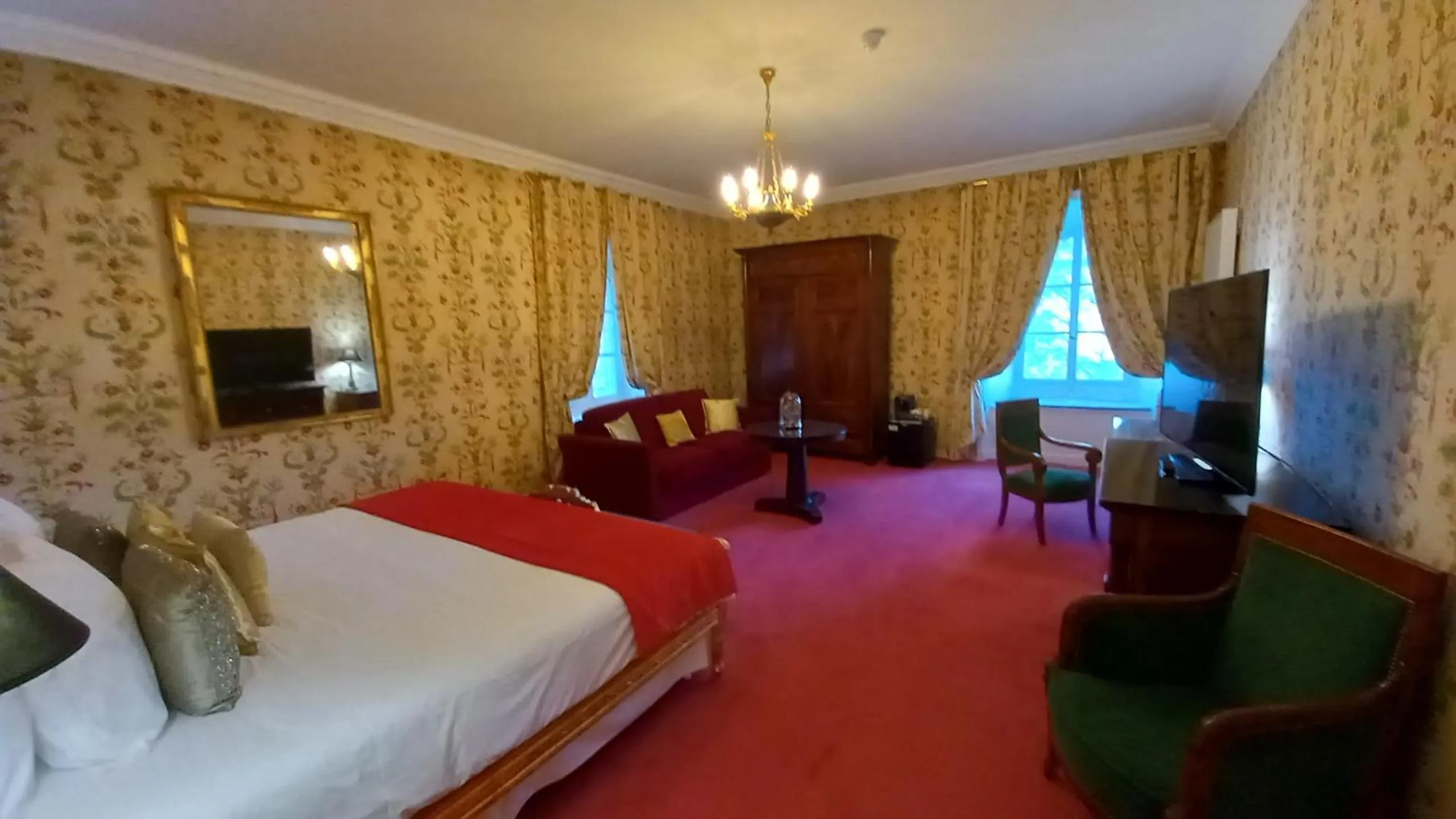 Photo of the whole room, Bed in Château De Beauvois - La Maison Younan