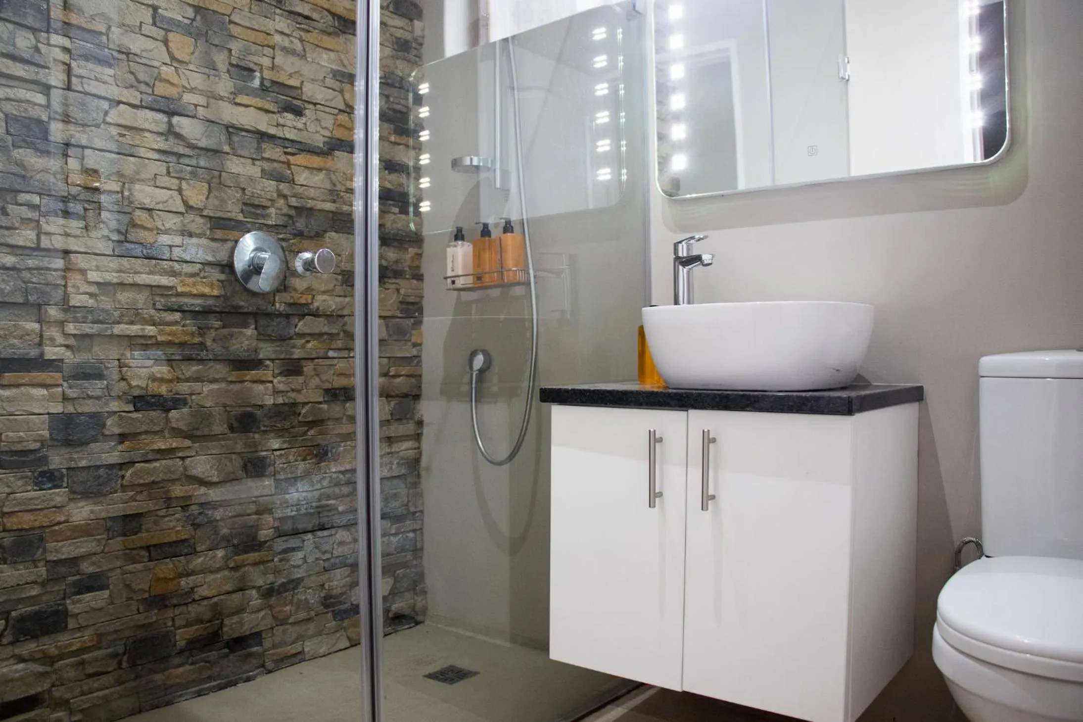 Shower in A' Queenslin Guesthouse