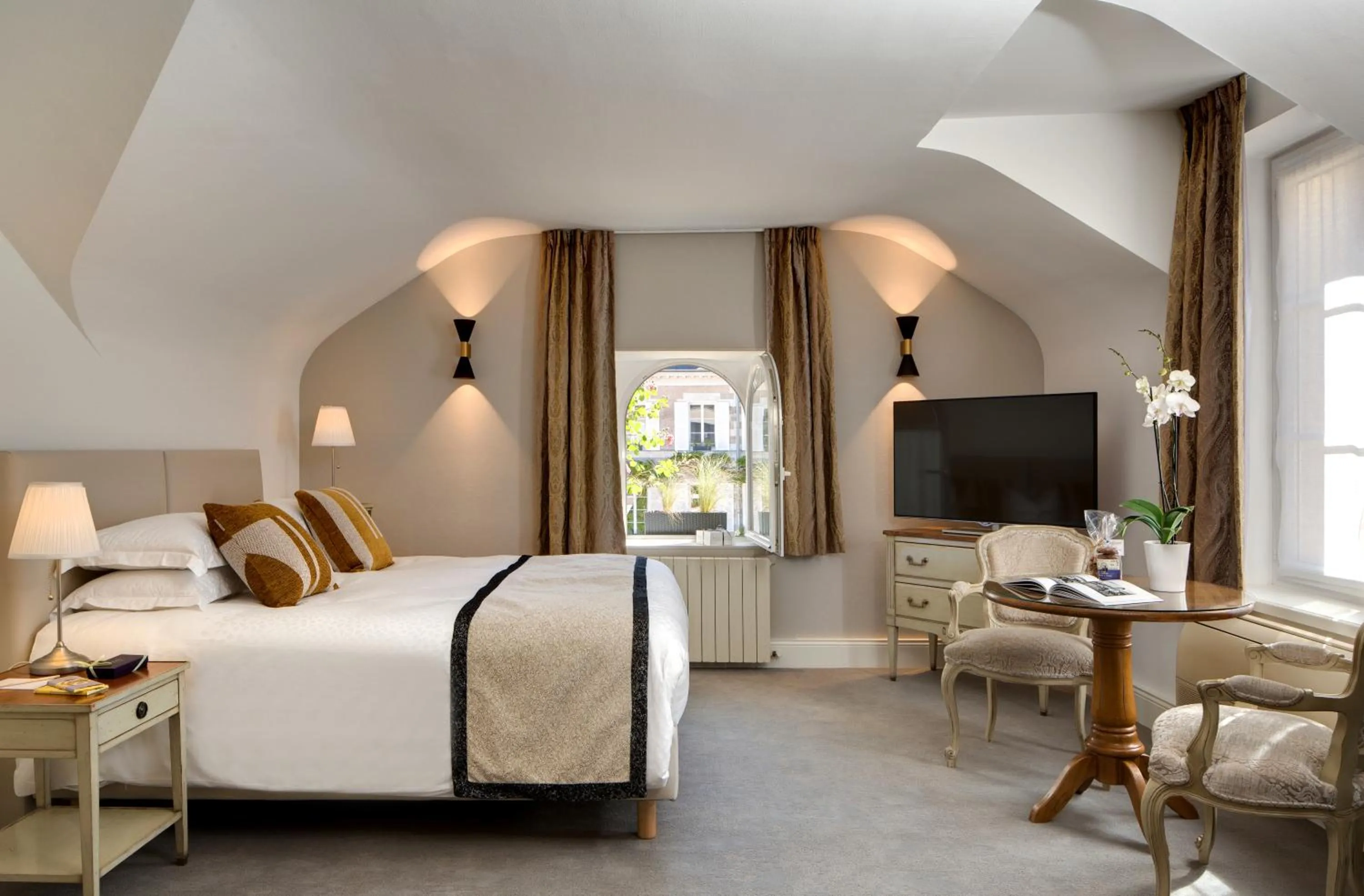 Photo of the whole room in Le Manoir Les Minimes