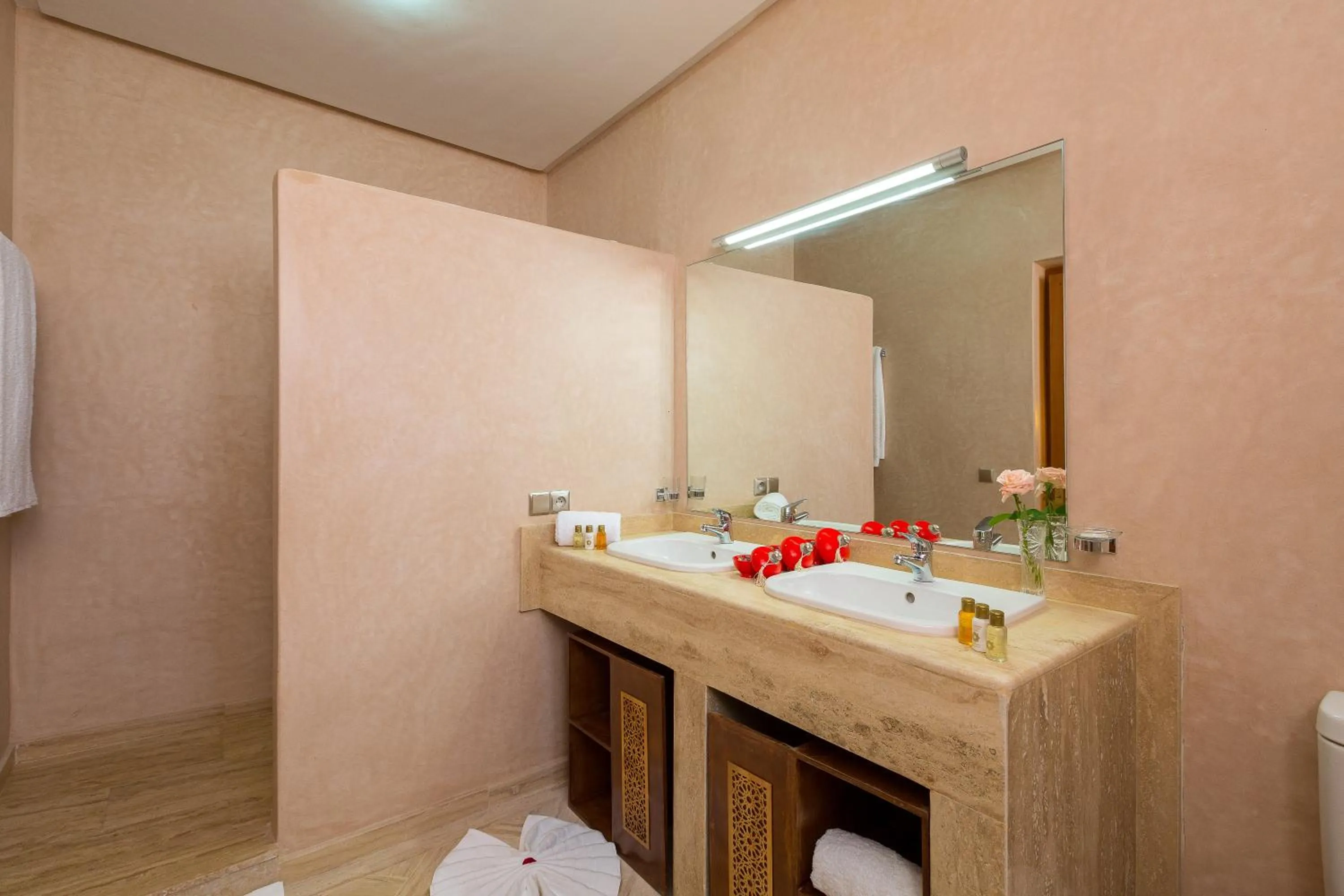 Shower in La Palmeraie De L'Atlas