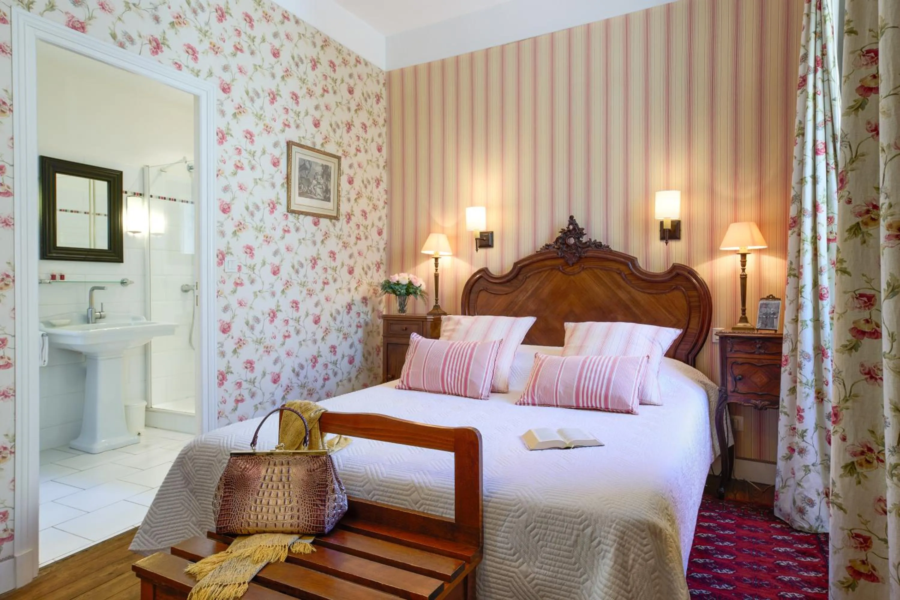 Property building, Bed in Hôtel Diderot