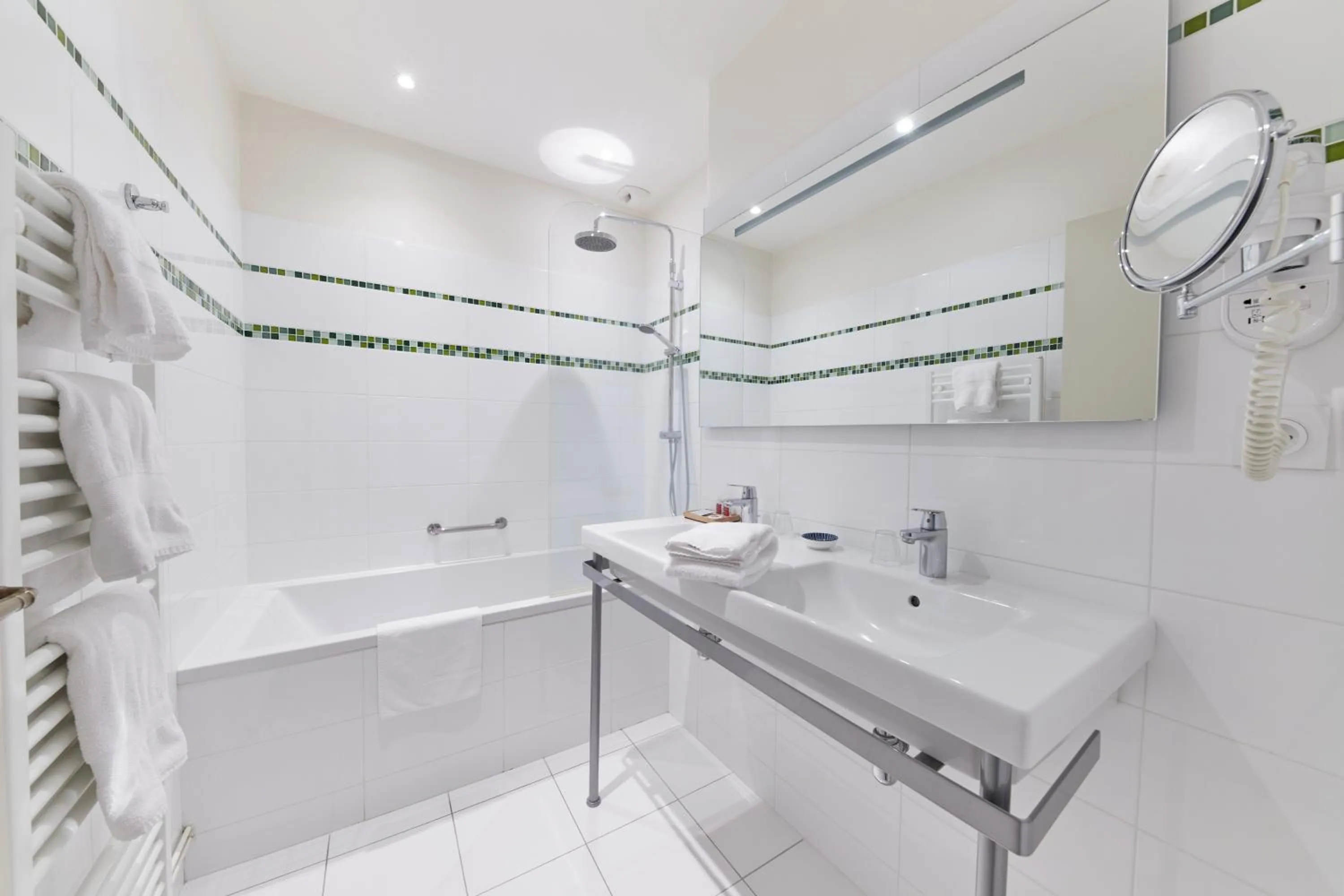 Shower in Hôtel Diderot