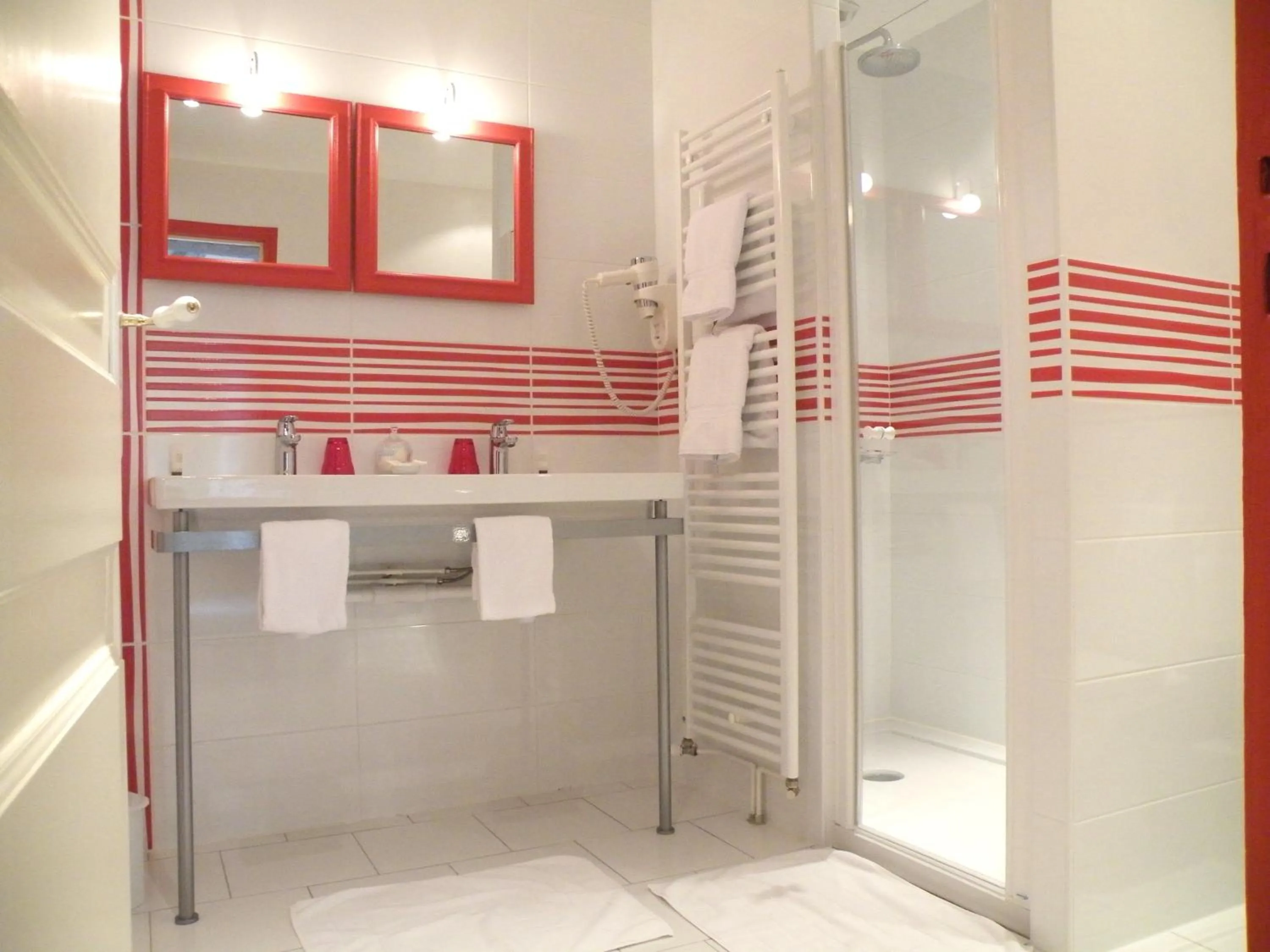 Shower in Hôtel Diderot