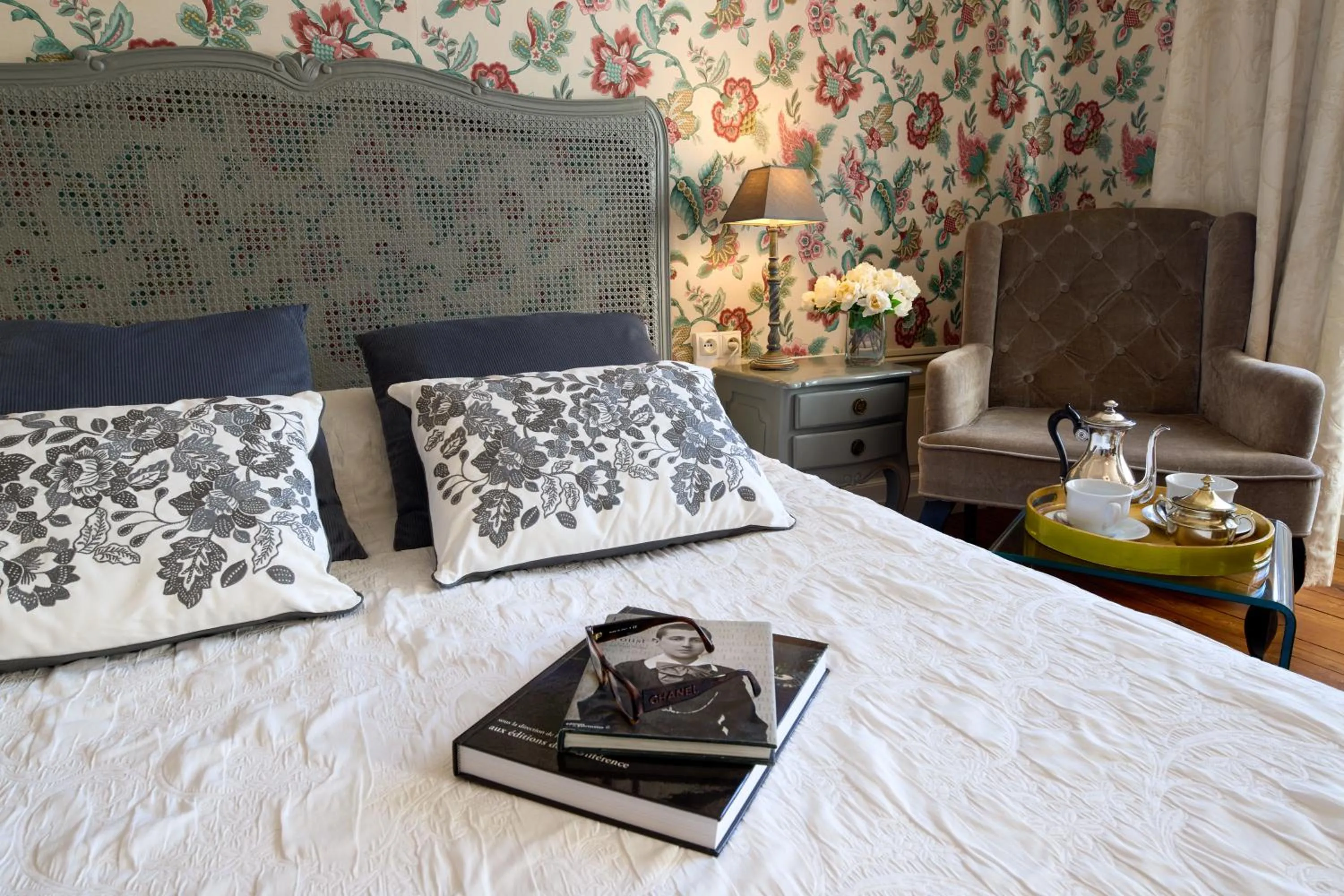 Property building, Bed in Hôtel Diderot