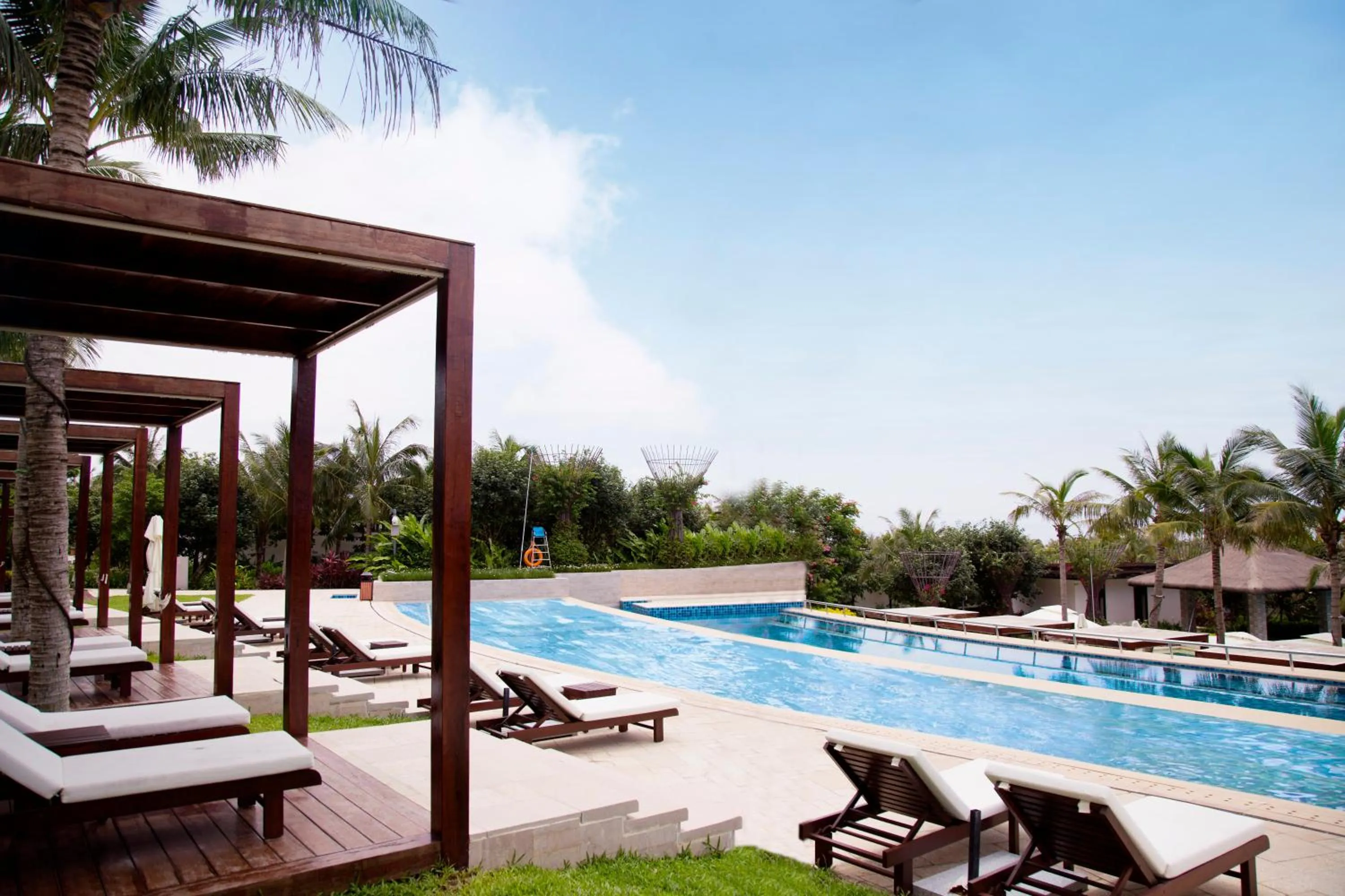 Swimming pool in The Mangrovetree Sanya Resort
