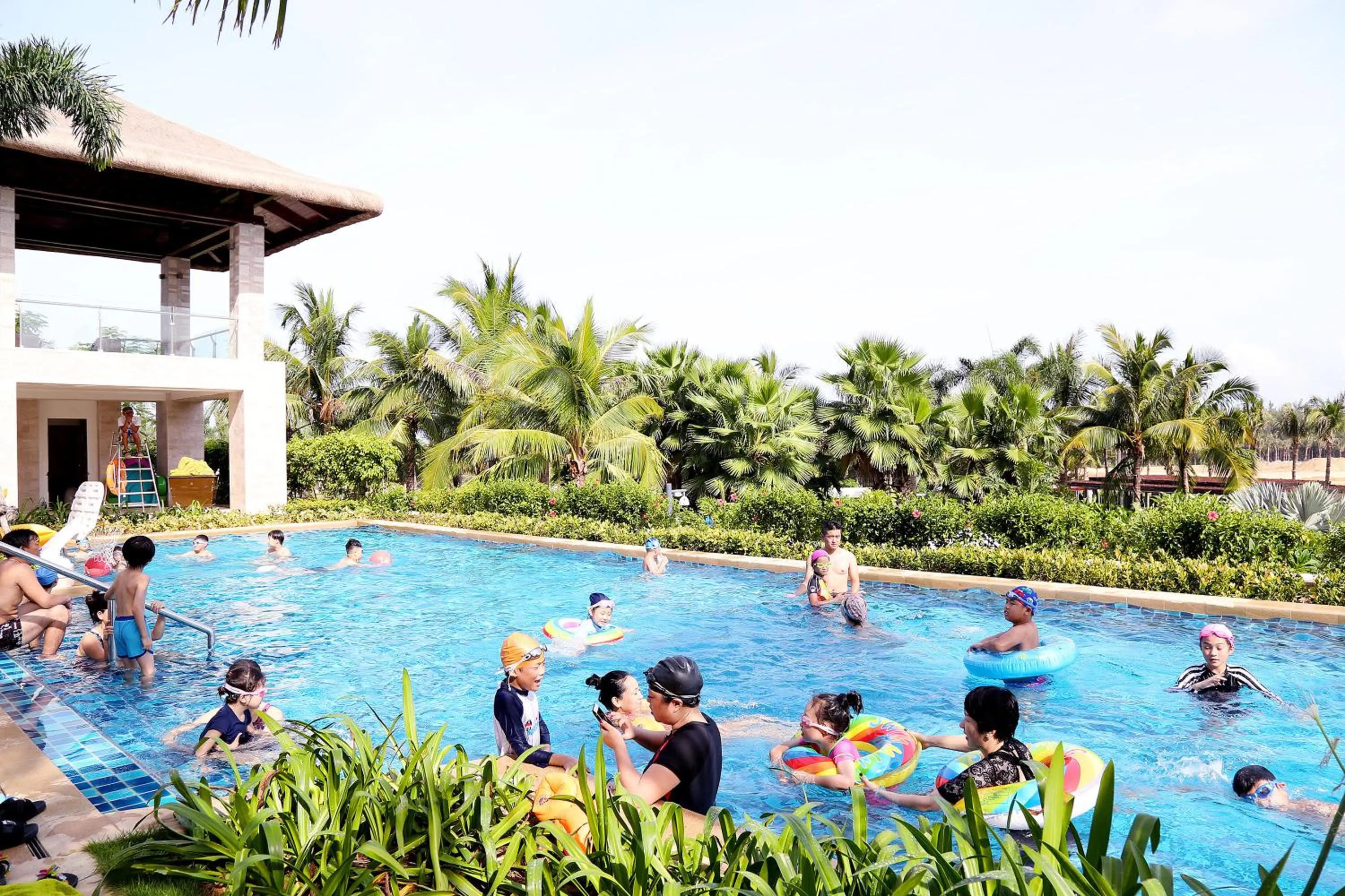 Swimming pool in The Mangrovetree Sanya Resort