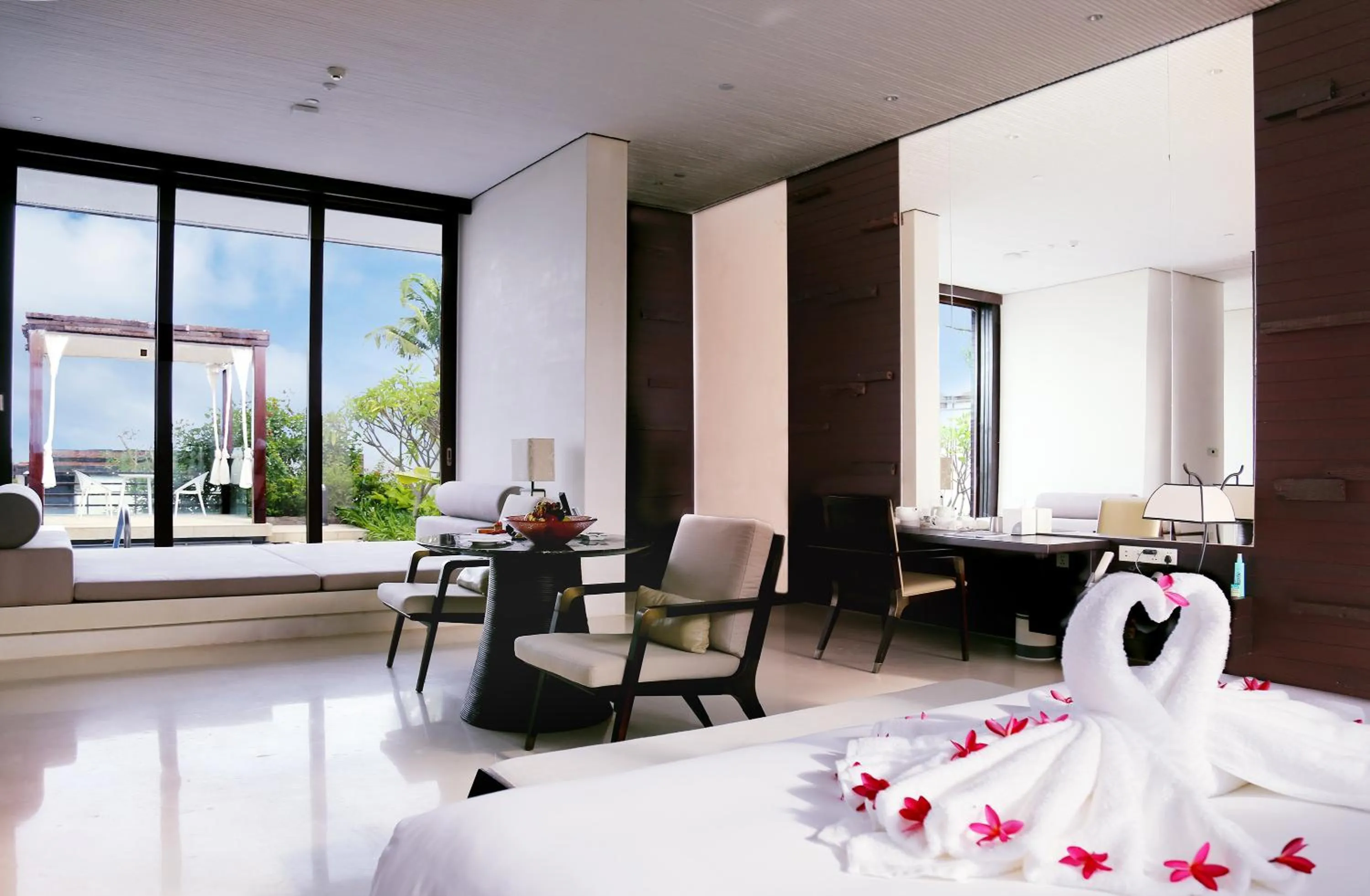 Living room, Bed in The Mangrovetree Sanya Resort