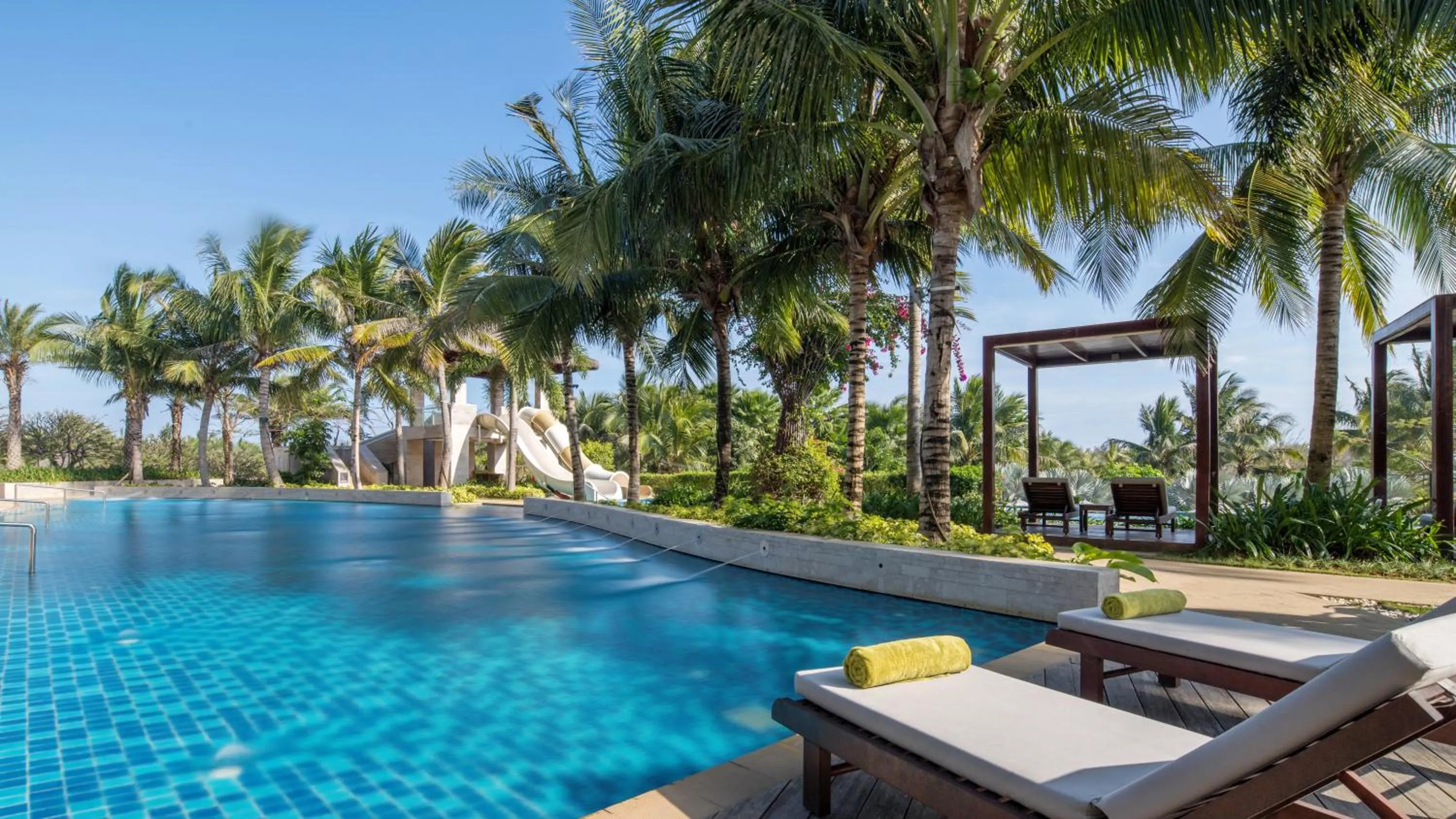 Swimming pool in The Mangrovetree Sanya Resort