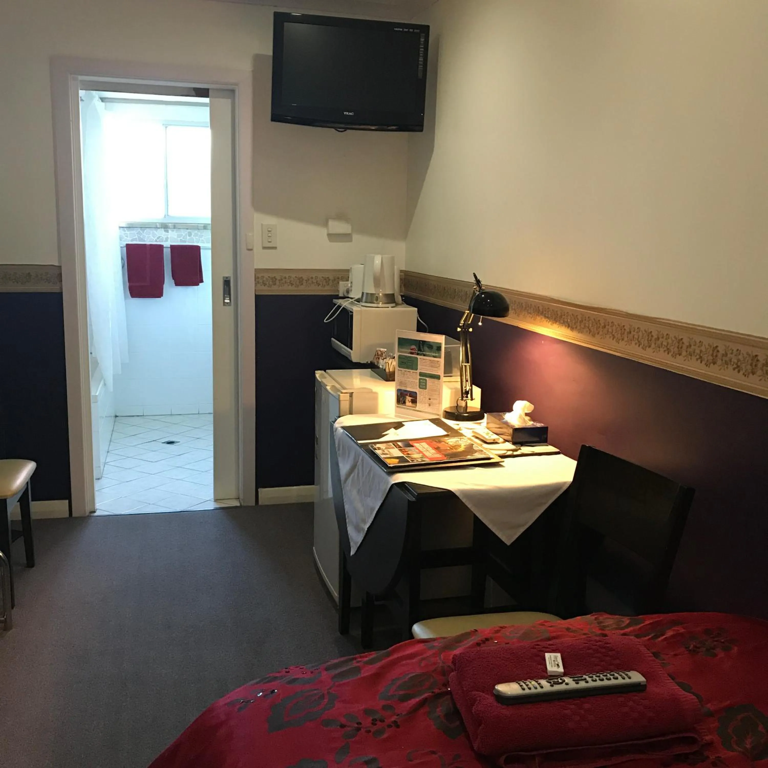 Bedroom, Bed in The Lodge Outback Motel