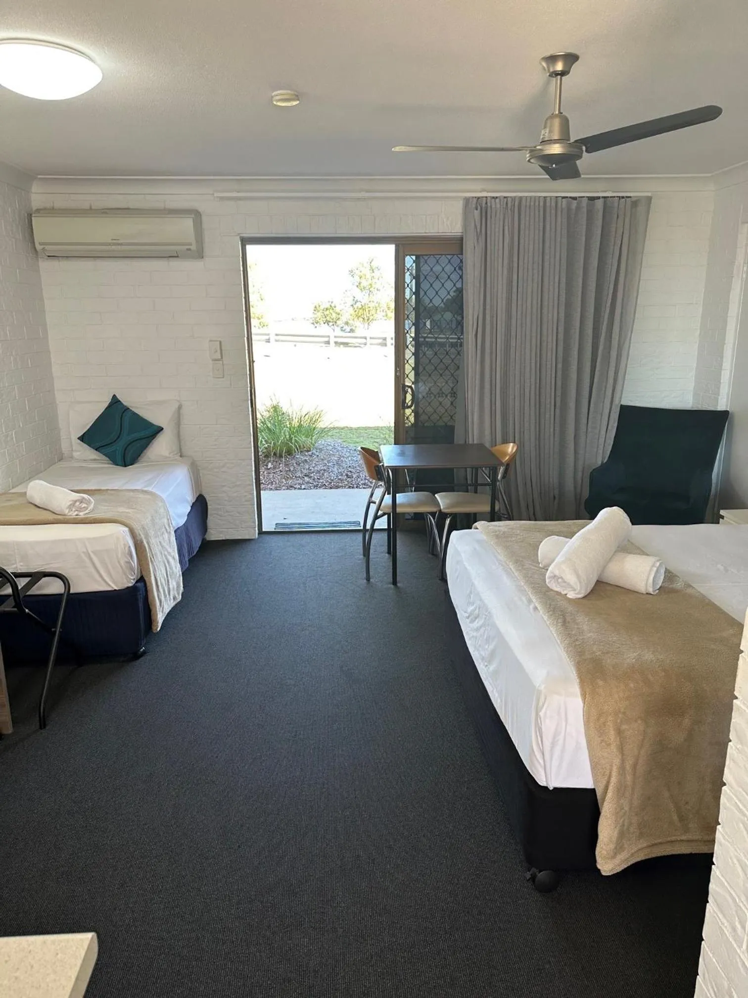 Photo of the whole room, Bed in Bribie Waterways Motel