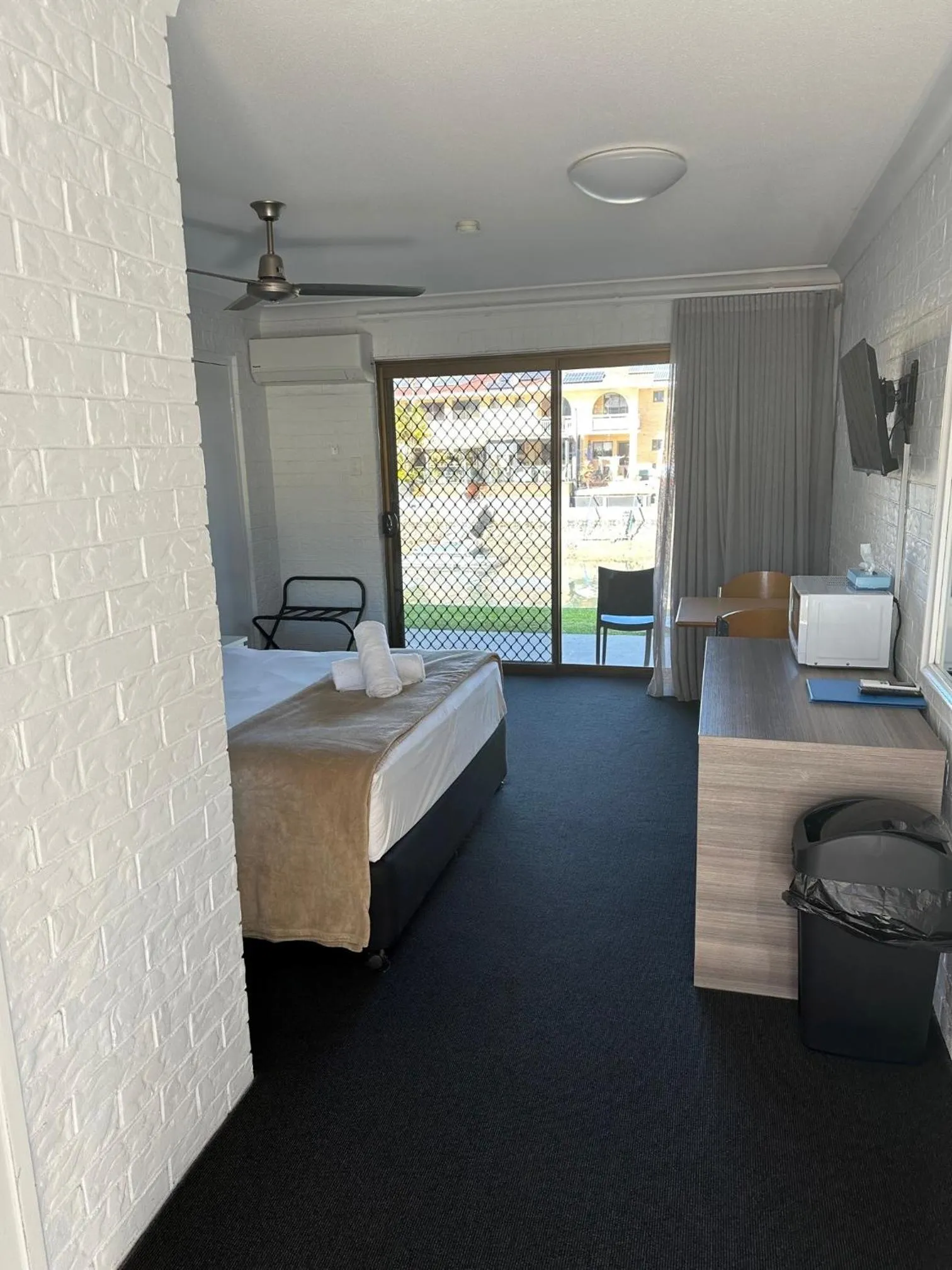 Photo of the whole room, Bed in Bribie Waterways Motel