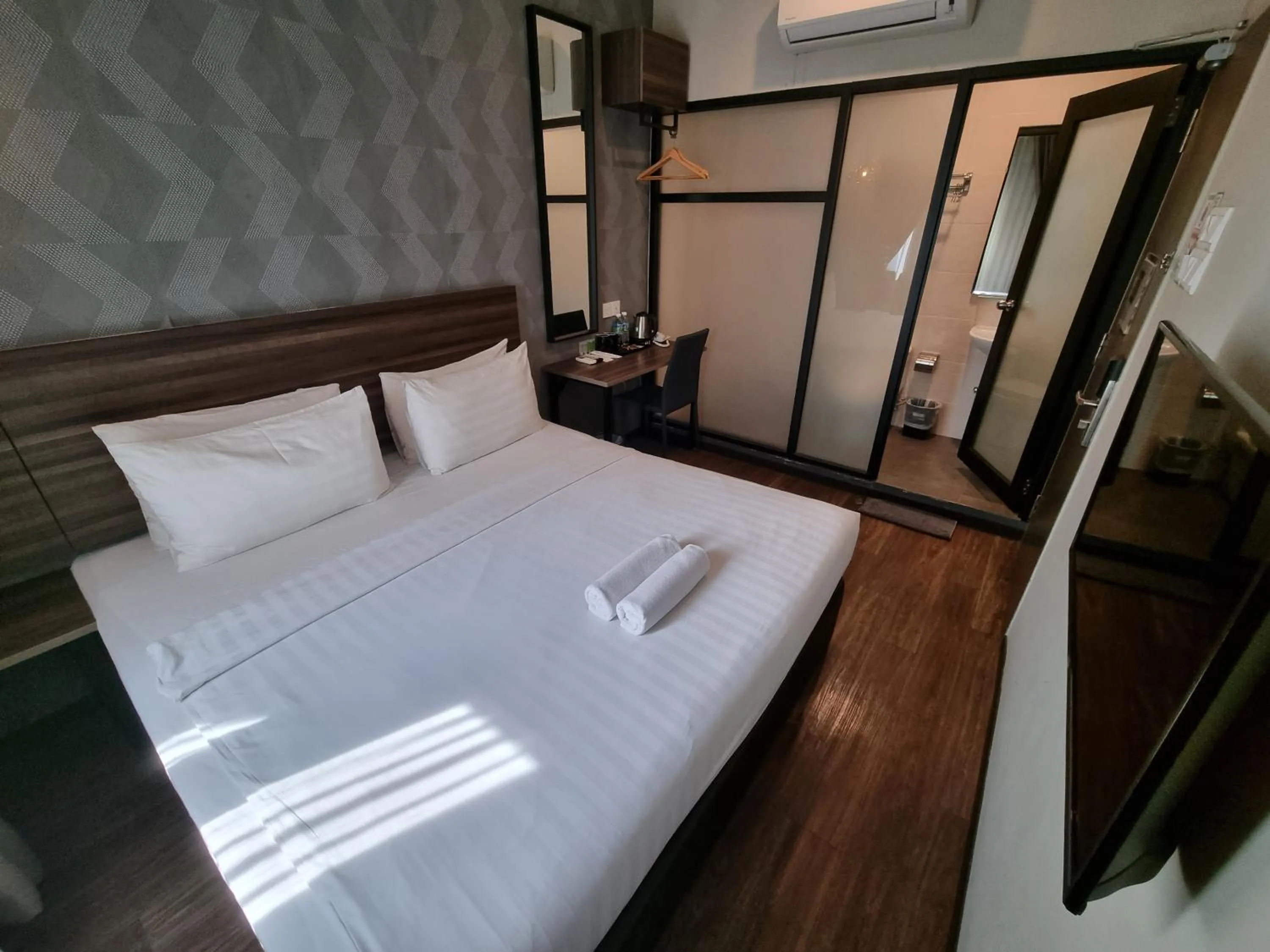 Bedroom, Bed in The Square Hotel