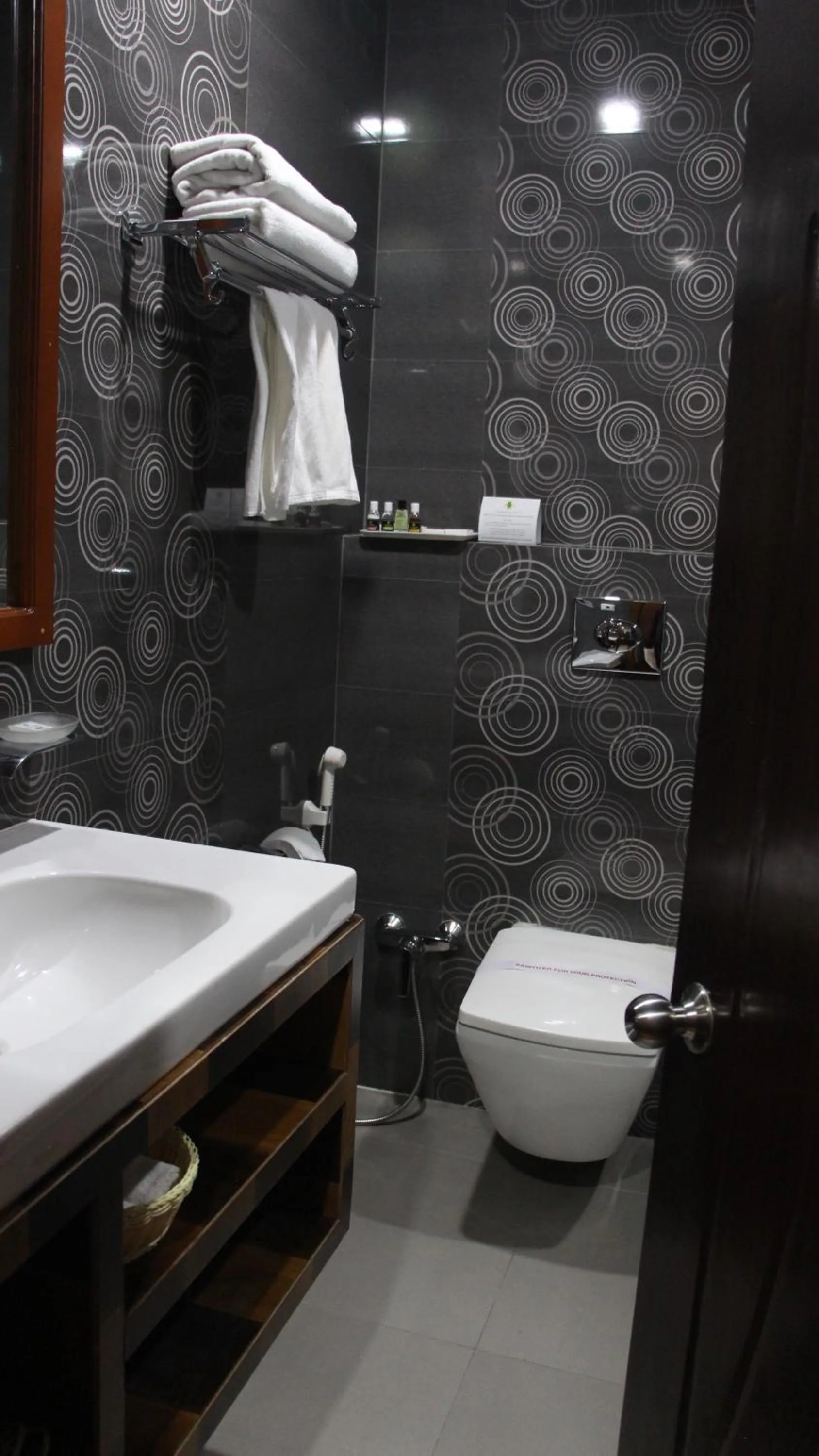 Toilet in Tara Phendeyling Hotel