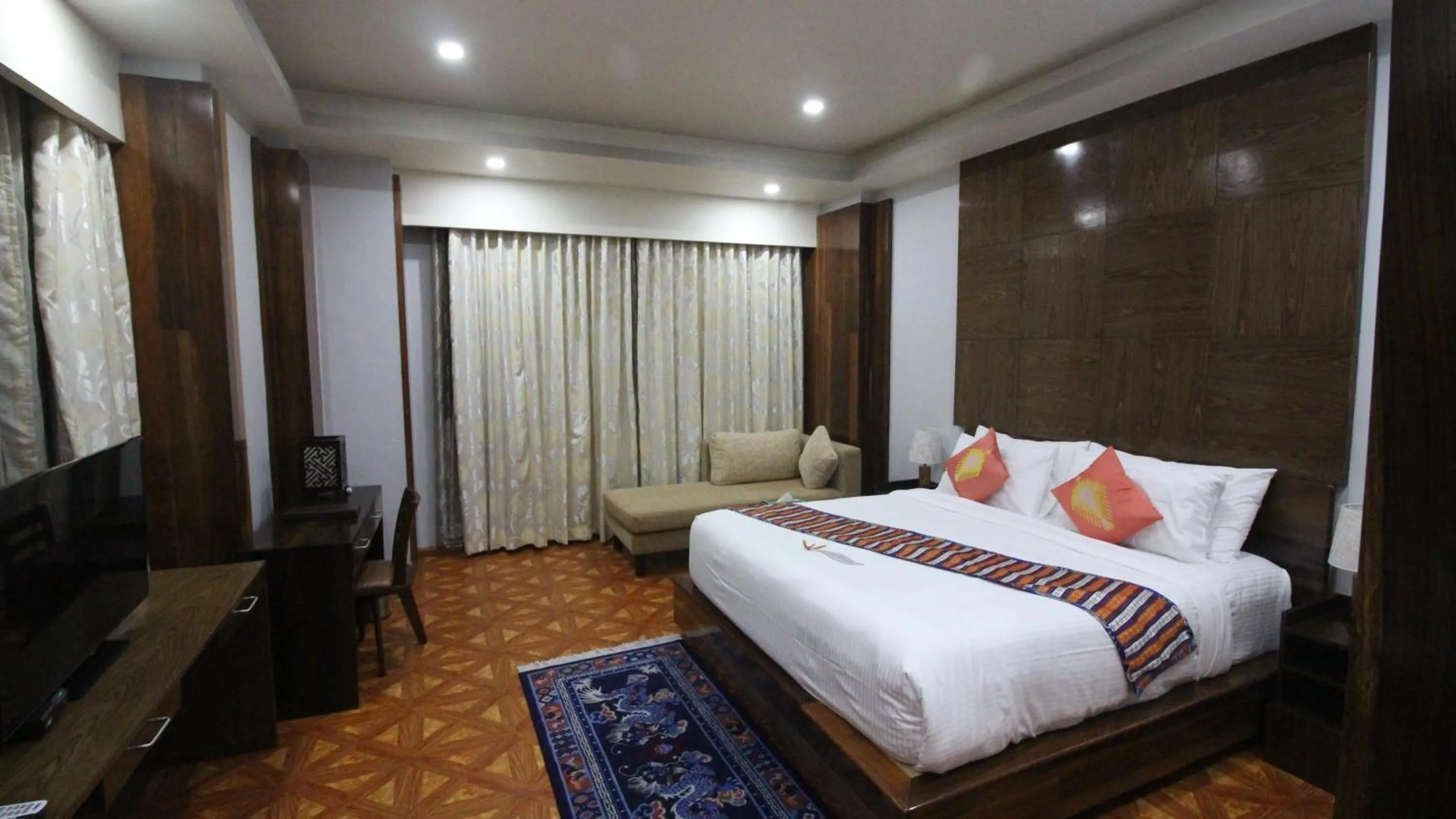 Photo of the whole room, Bed in Tara Phendeyling Hotel