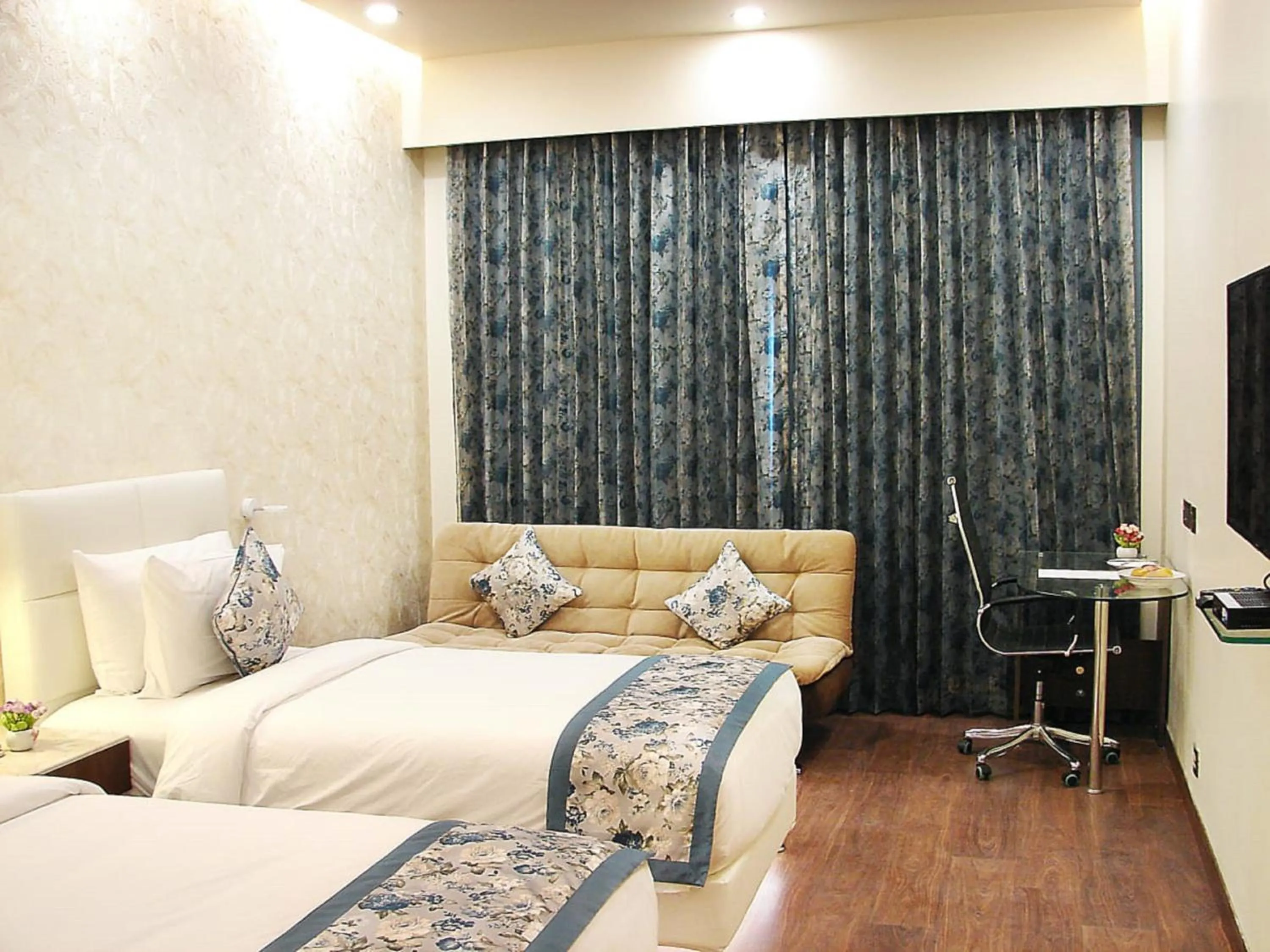 Shower, Bed in Hotel Grand Maple