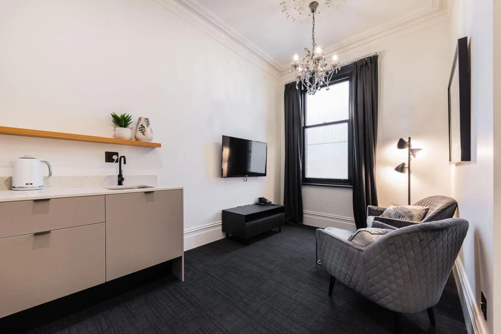 TV and multimedia, Bed in East Brunswick Hotel