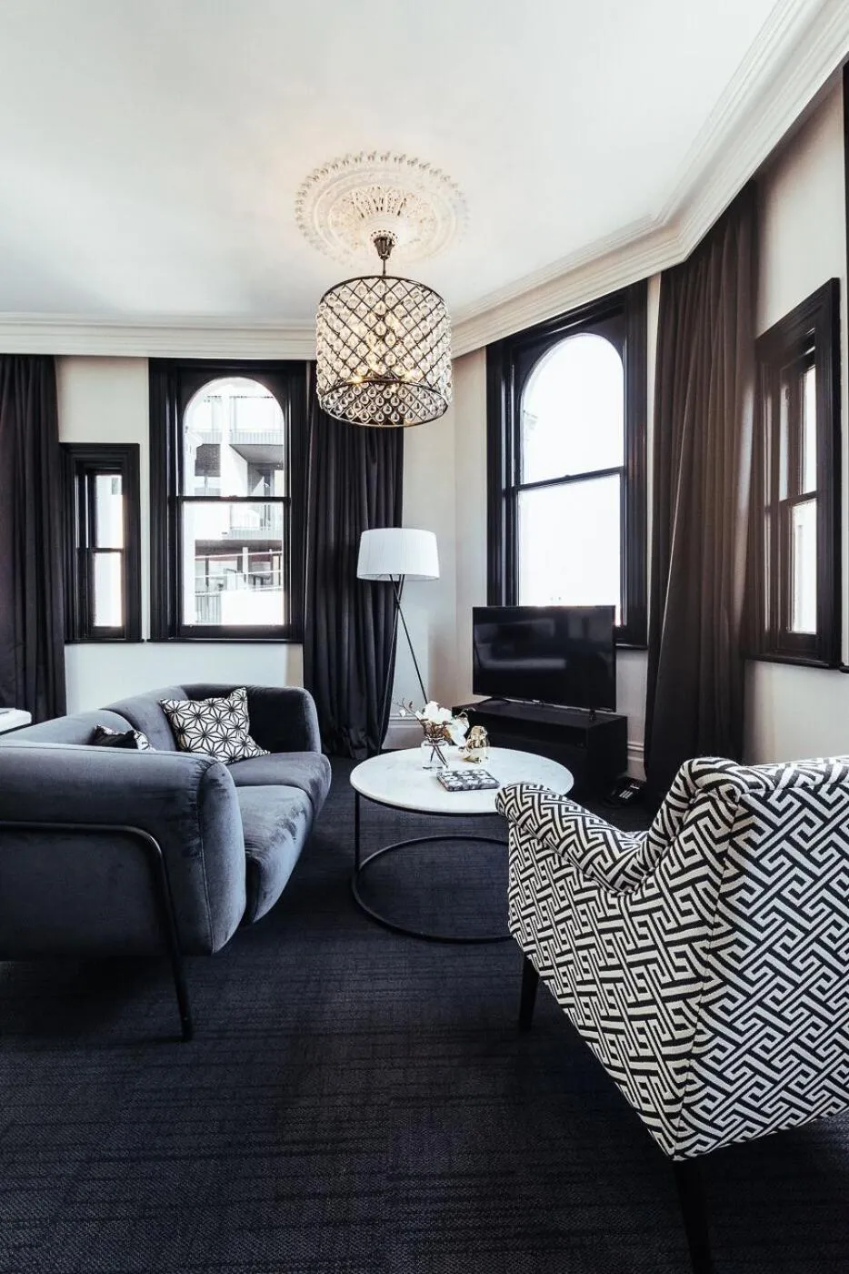 Living room, Bed in East Brunswick Hotel