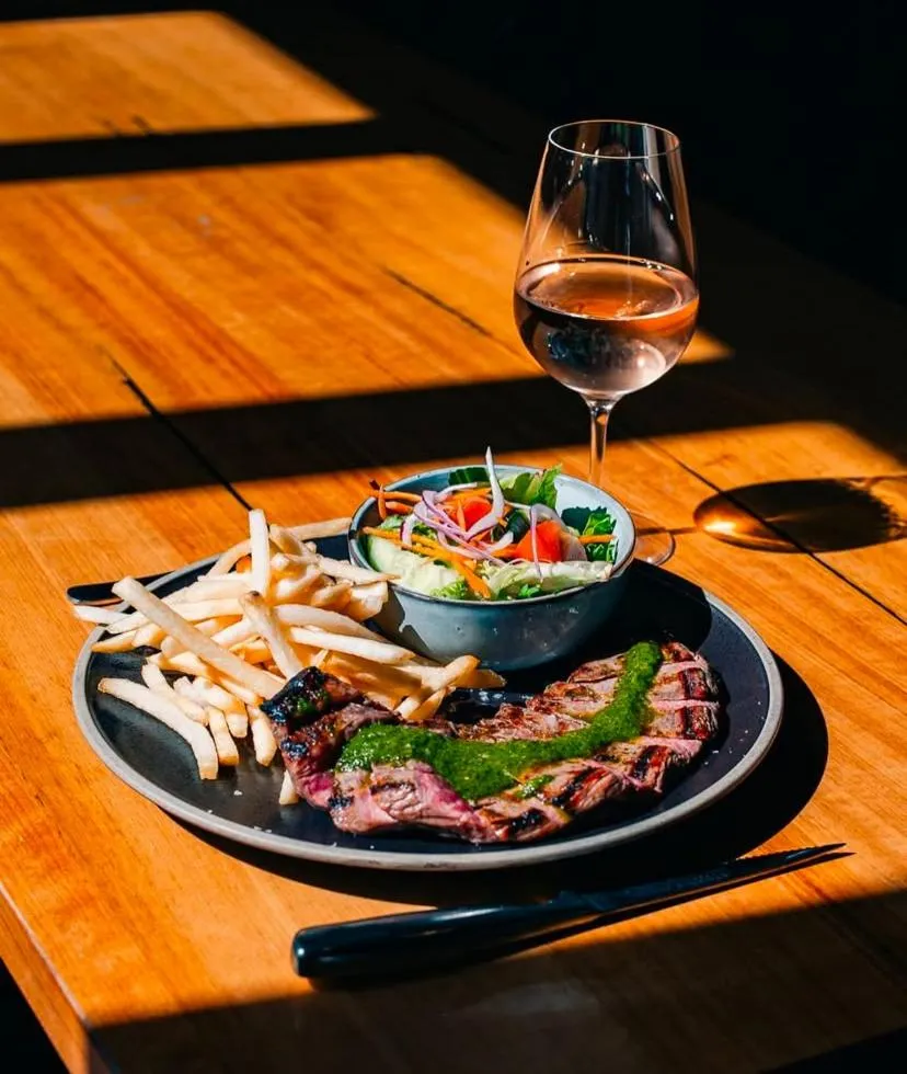 Restaurant/places to eat in East Brunswick Hotel