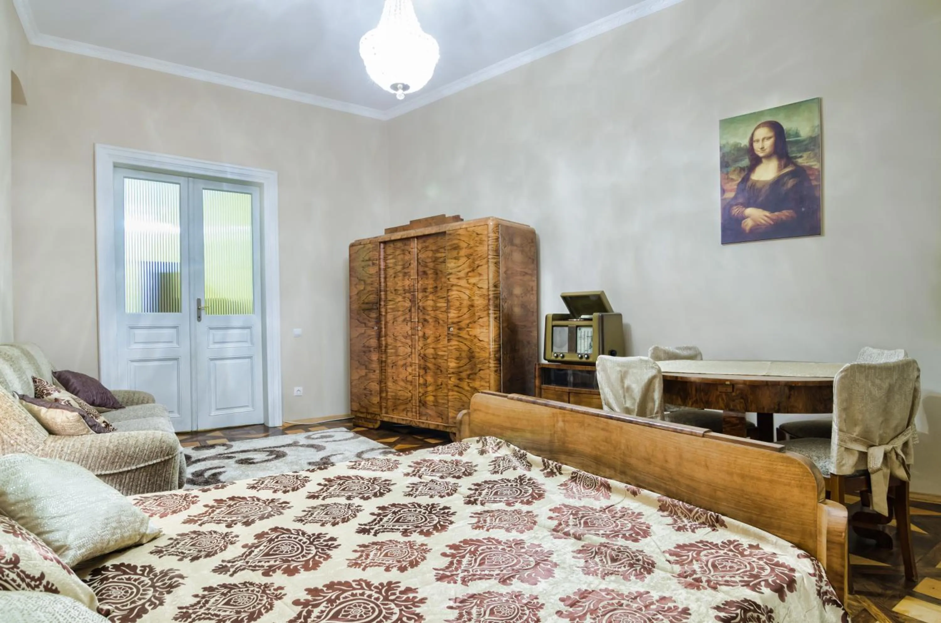 Bed in Modern and Classic apart. Central location