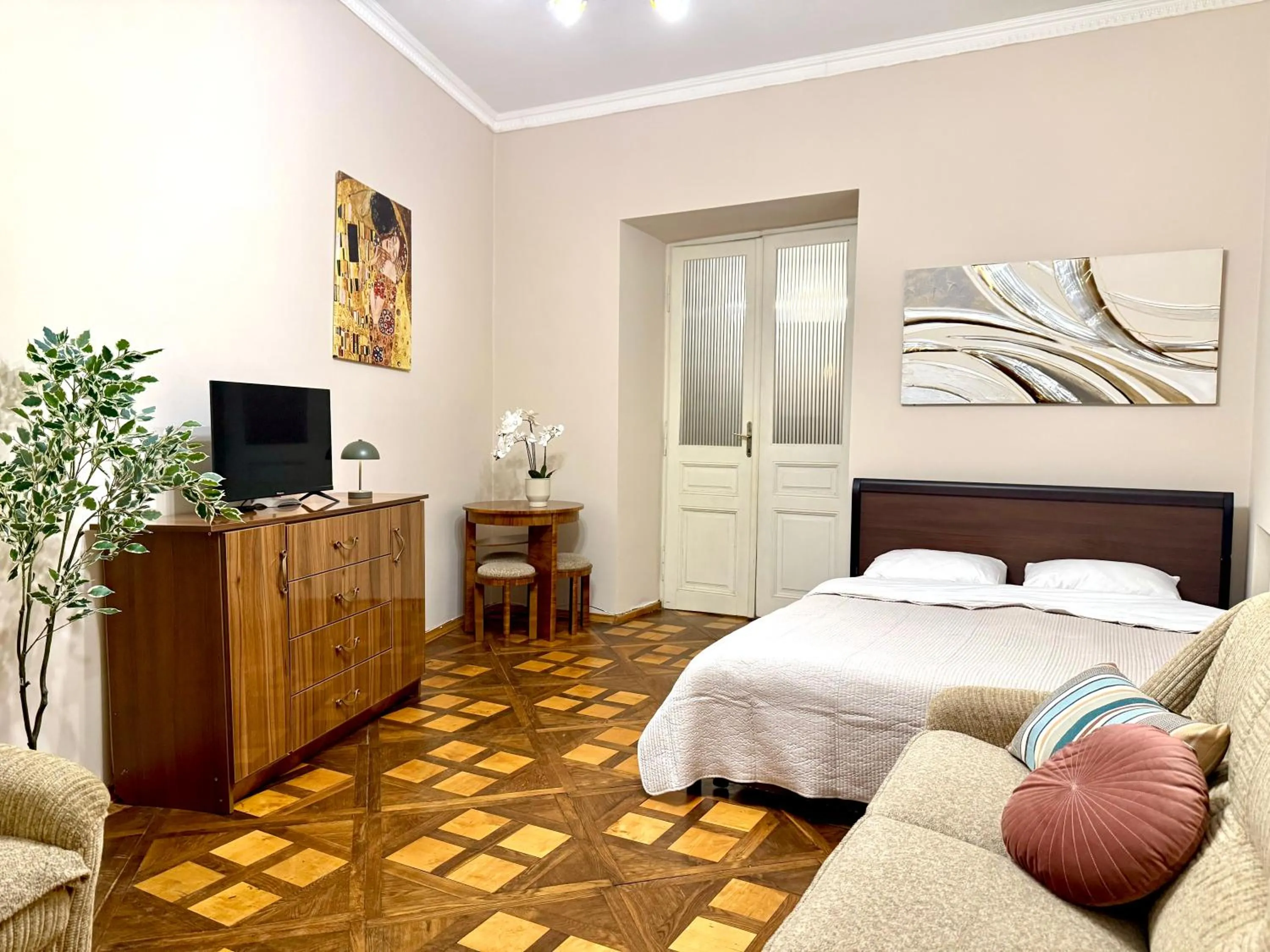 Bed in Modern and Classic apart. Central location