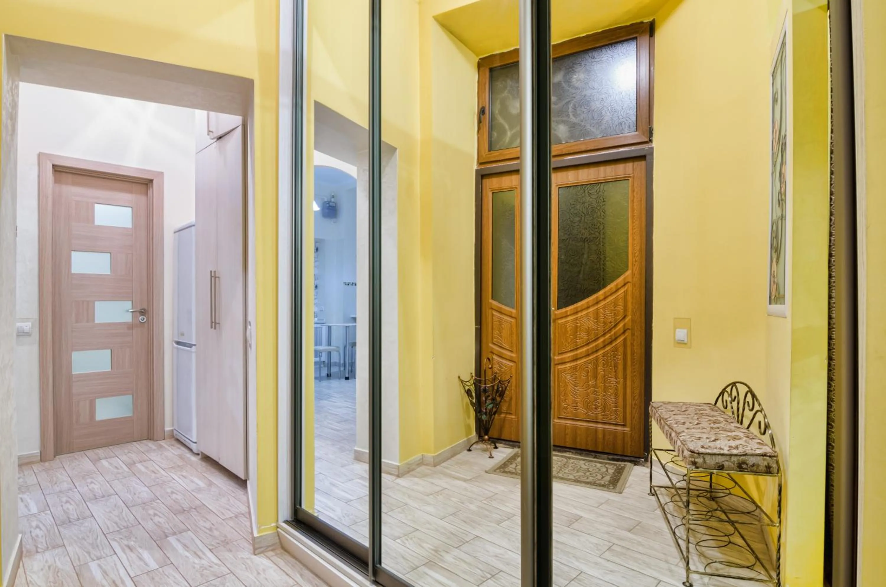 Facade/entrance in Modern and Classic apart. Central location