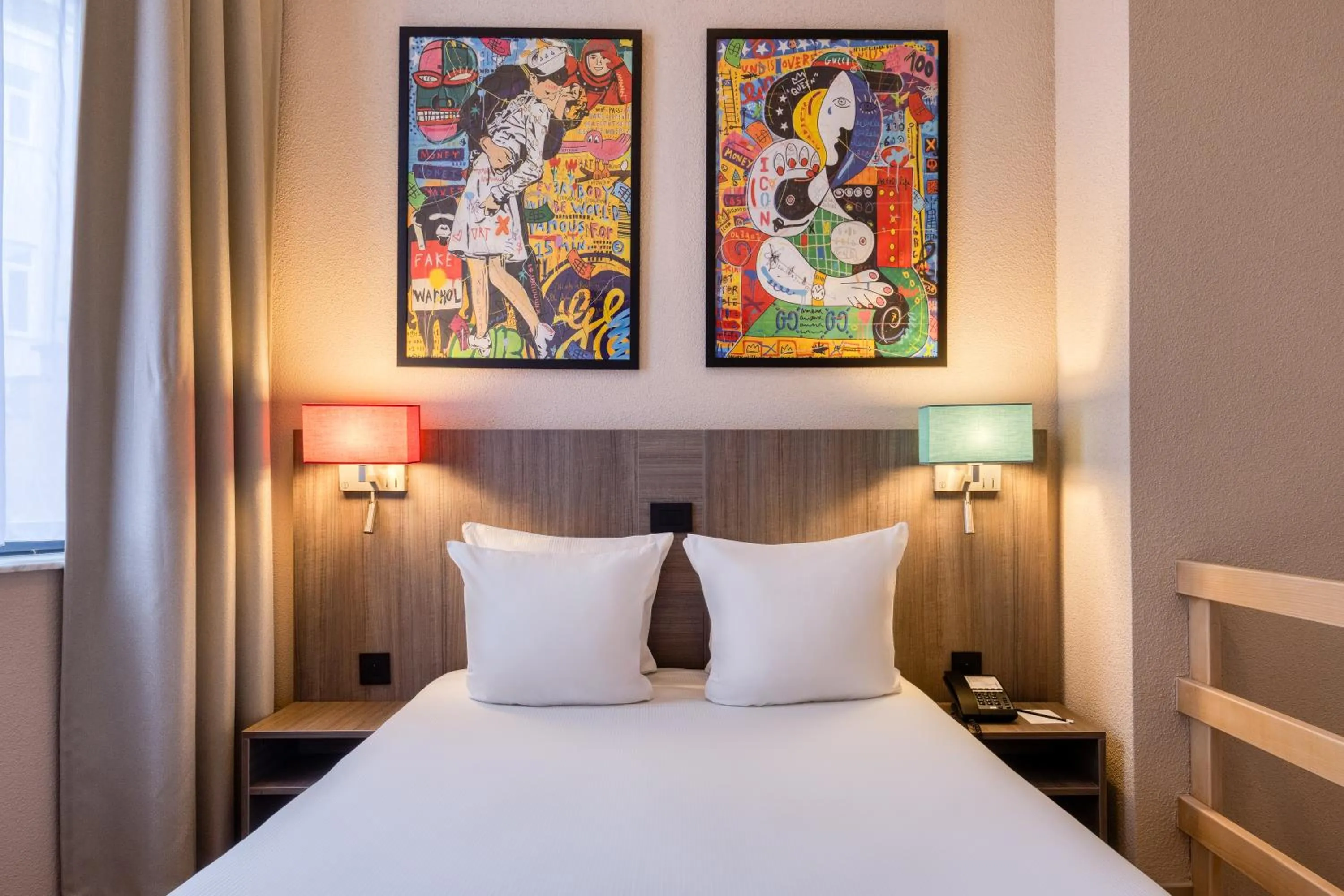 Bed in ALMA Grand Place Hotel