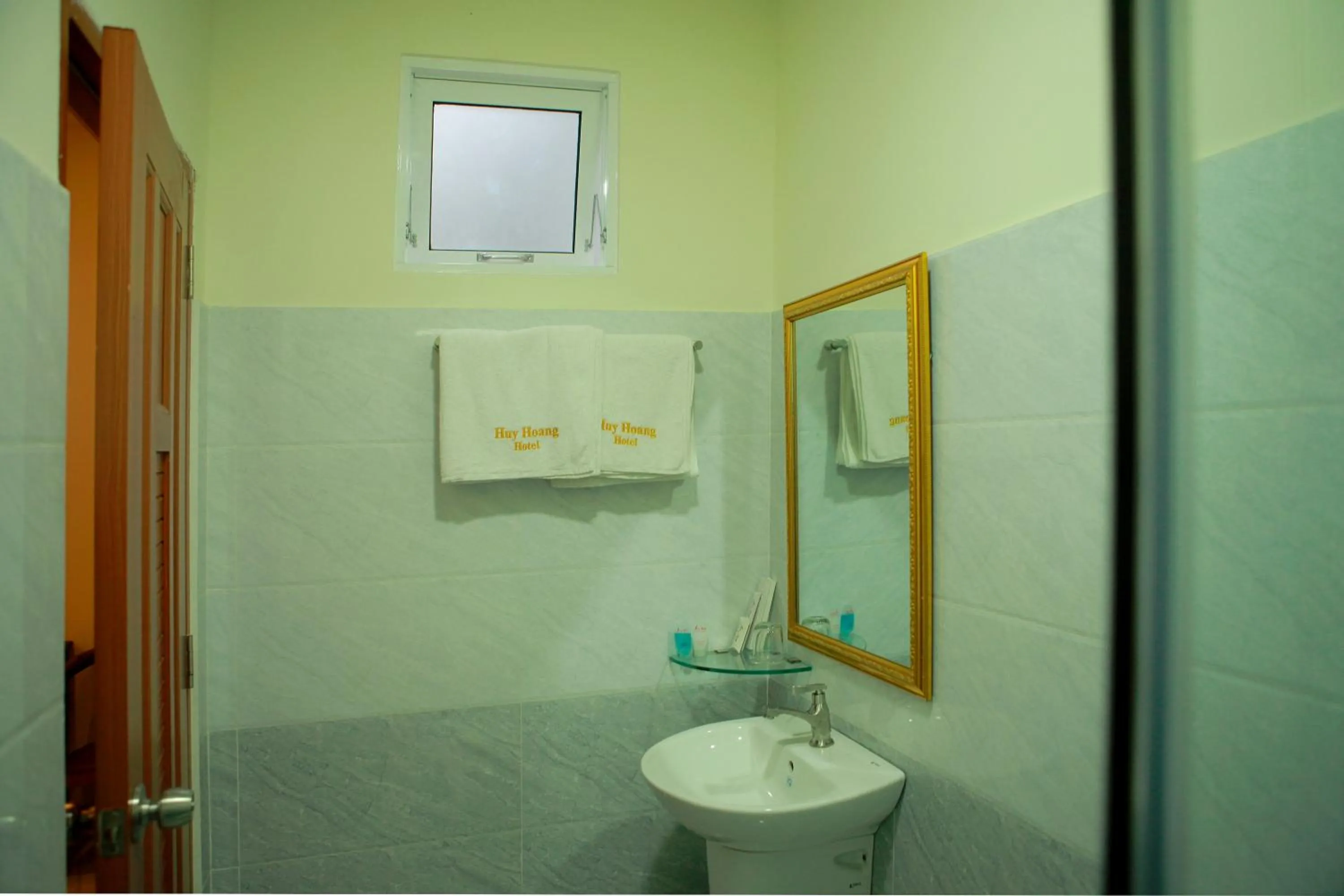 Toilet in Huy Hoang 1 Hotel - Tân Bình