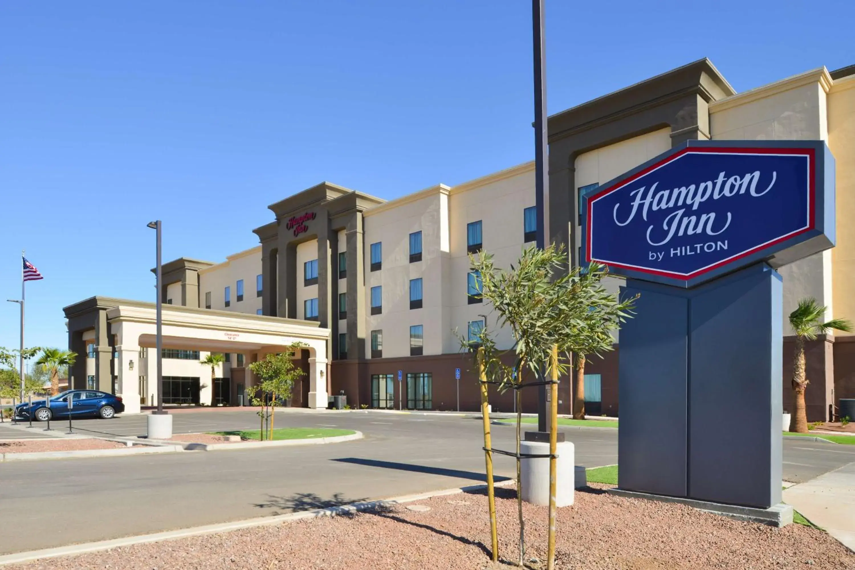 Property building in Hampton Inn El Centro Property building in Hampton Inn El Centro