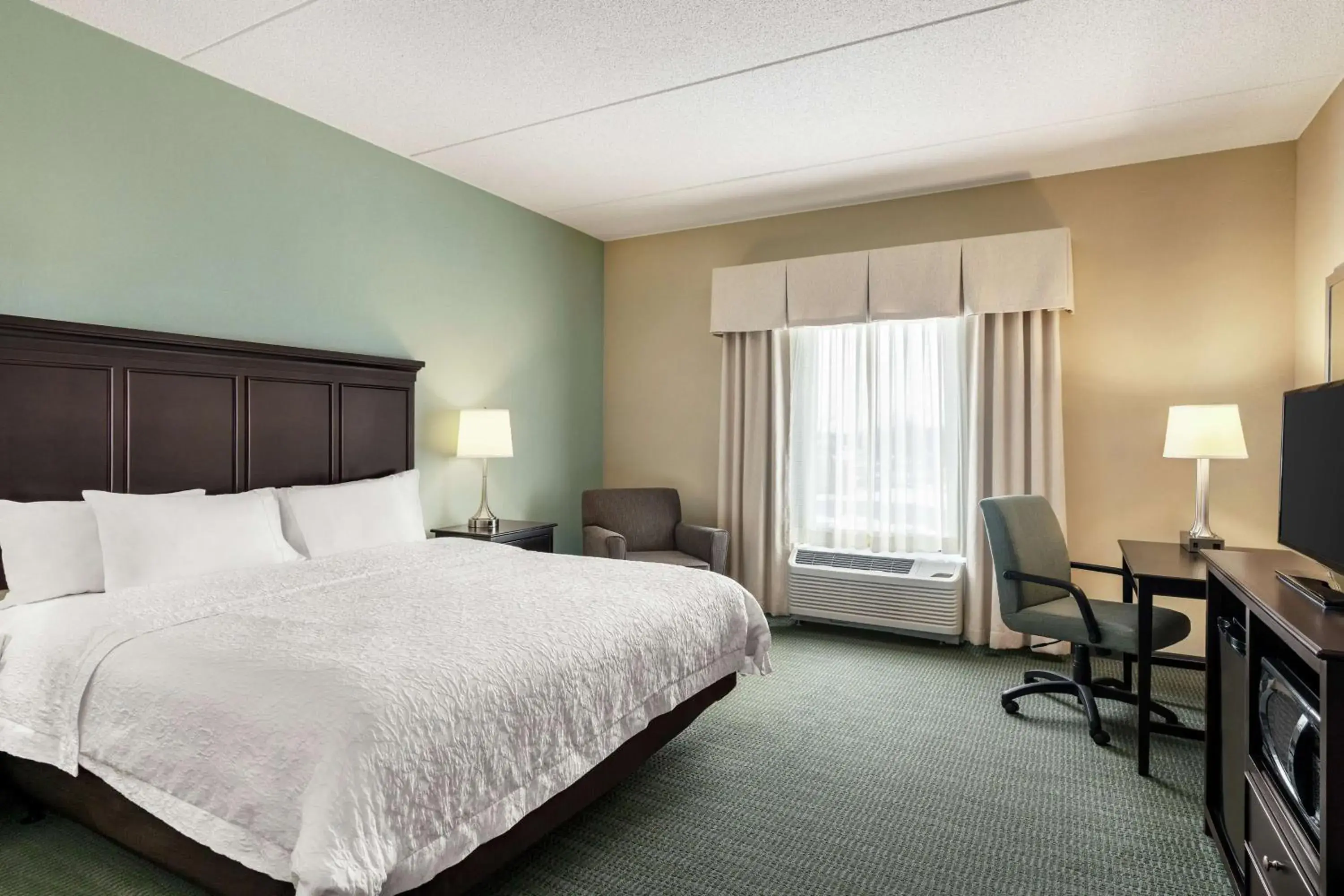 King Room with Accessible Tub - Mobility and Hearing Access/Non-Smoking in Hampton Inn & Suites Mount Joy/Lancaster West, Pa King Room with Accessible Tub - Mobility and Hearing Access/Non-Smoking in Hampton Inn & Suites Mount Joy/Lancaster West, Pa