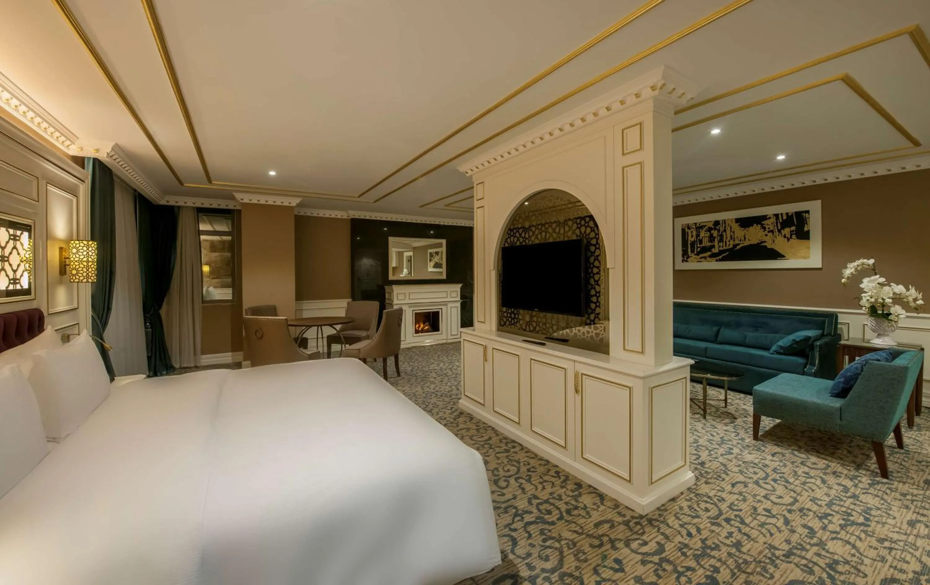 Living room, Bed in Doubletree By Hilton Elazig