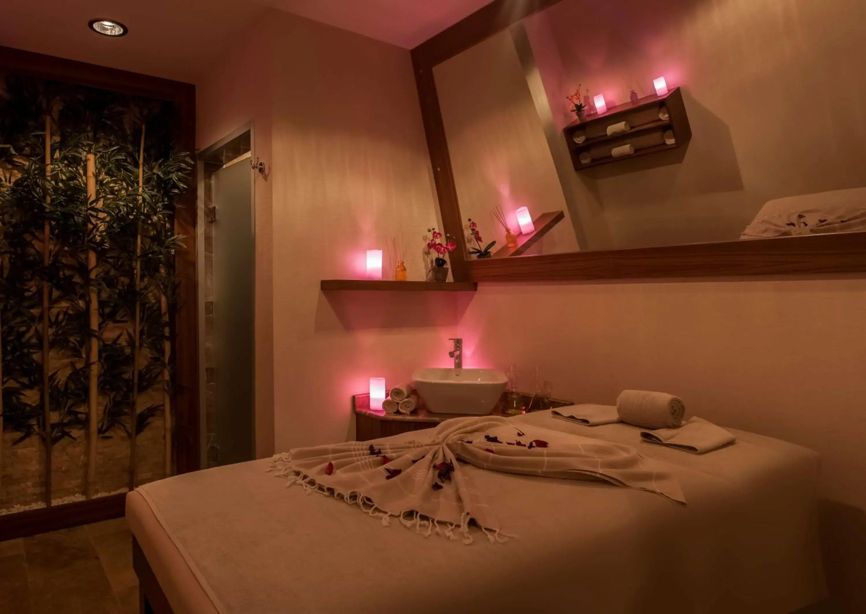 Spa and wellness centre/facilities, Bed in Doubletree By Hilton Elazig Spa and wellness centre/facilities, Bed in Doubletree By Hilton Elazig