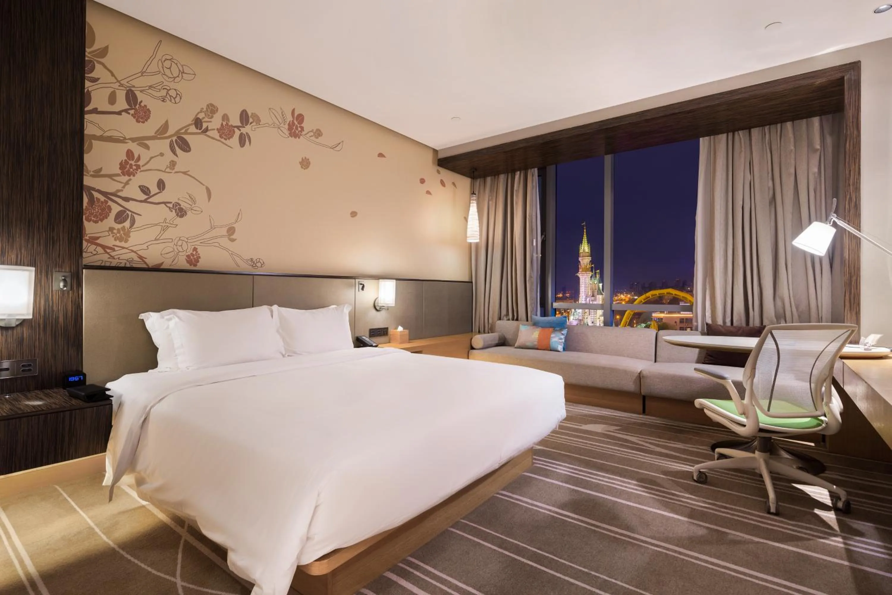 Photo of the whole room, Bed in Hilton Garden Inn Ningbo