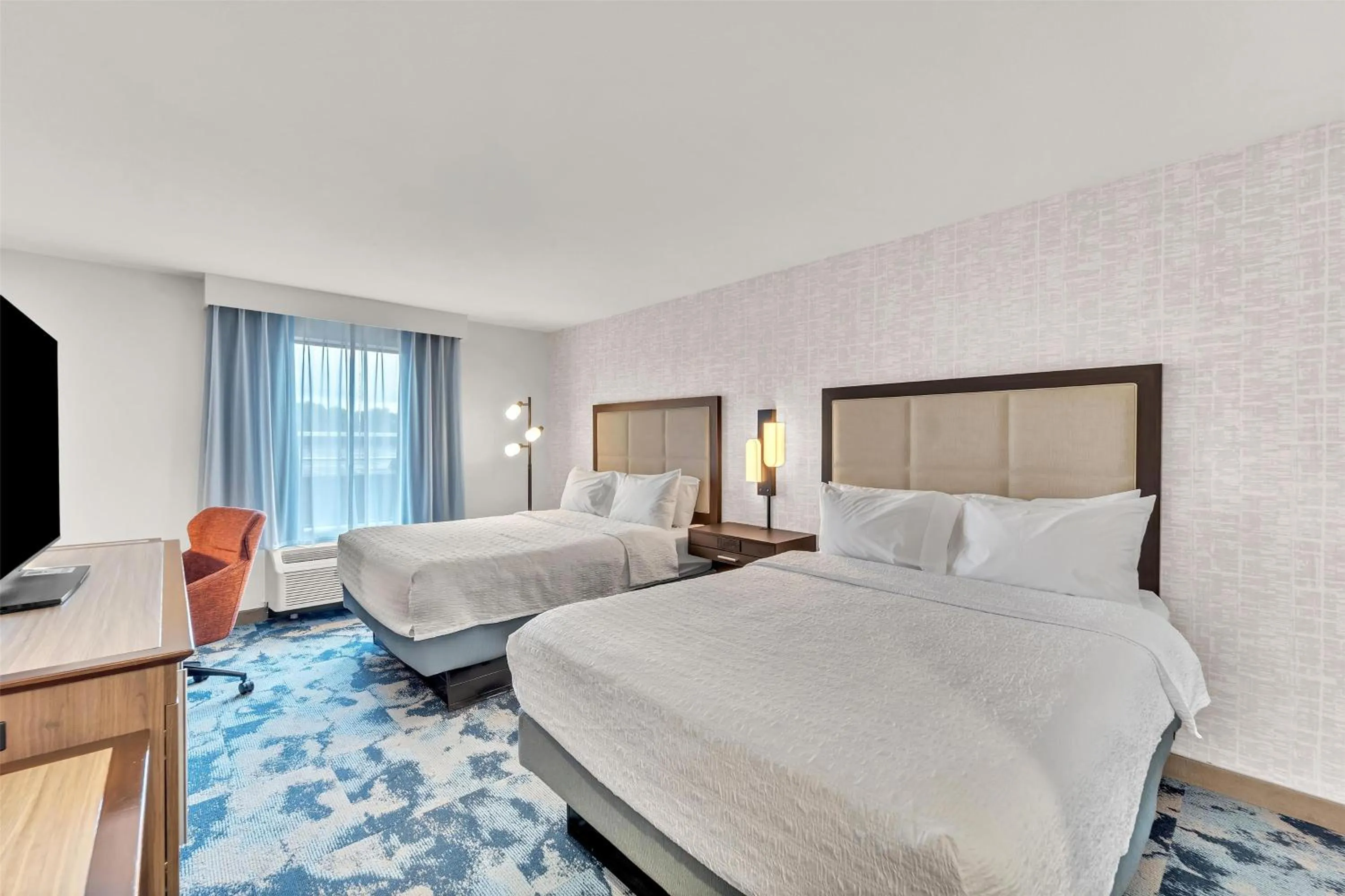 Bed in Hampton Inn & Suites Kenosha Pleasant Prairie