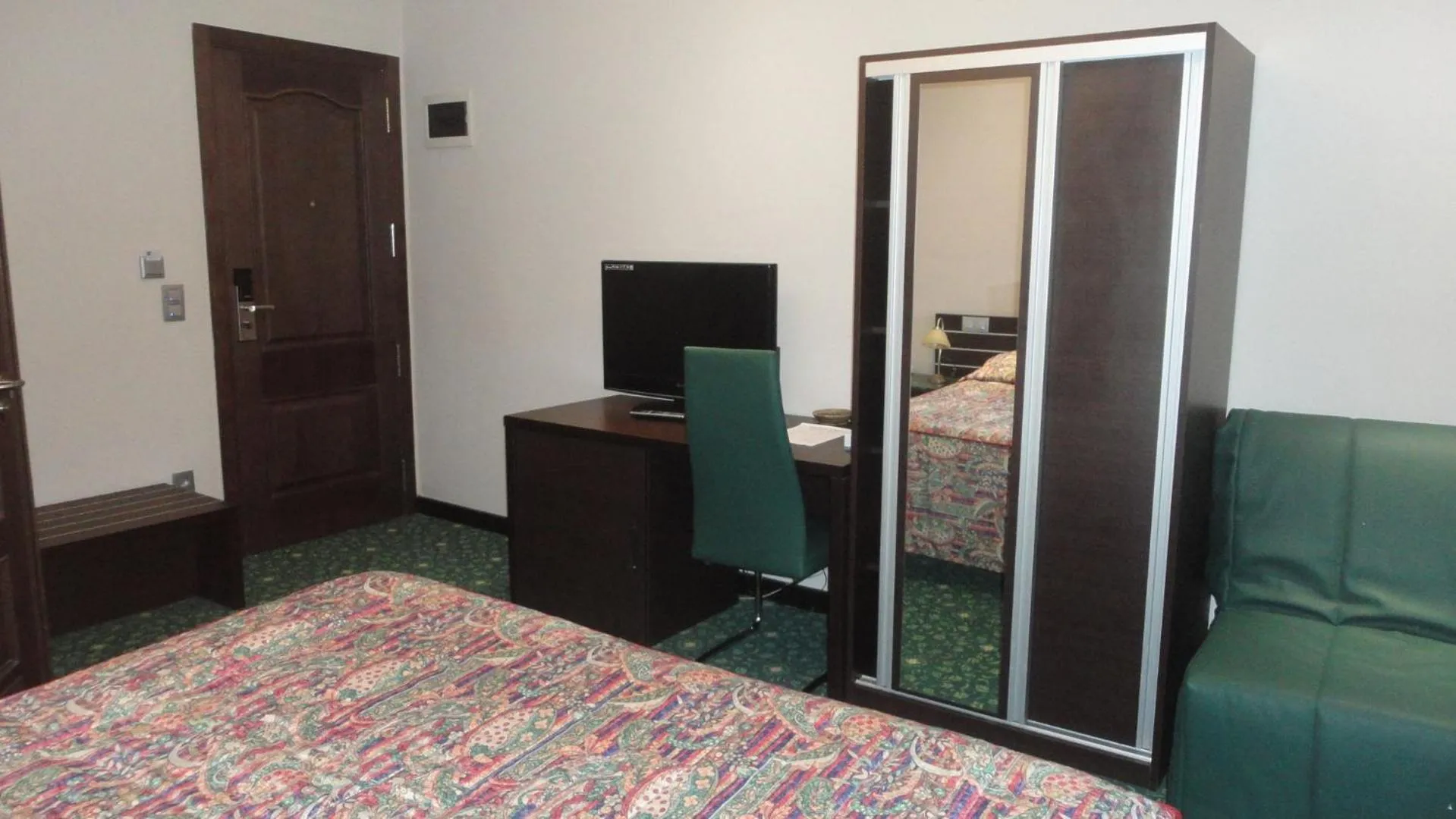 Seating area, Bed in Hotel L'auberge Du Souverain