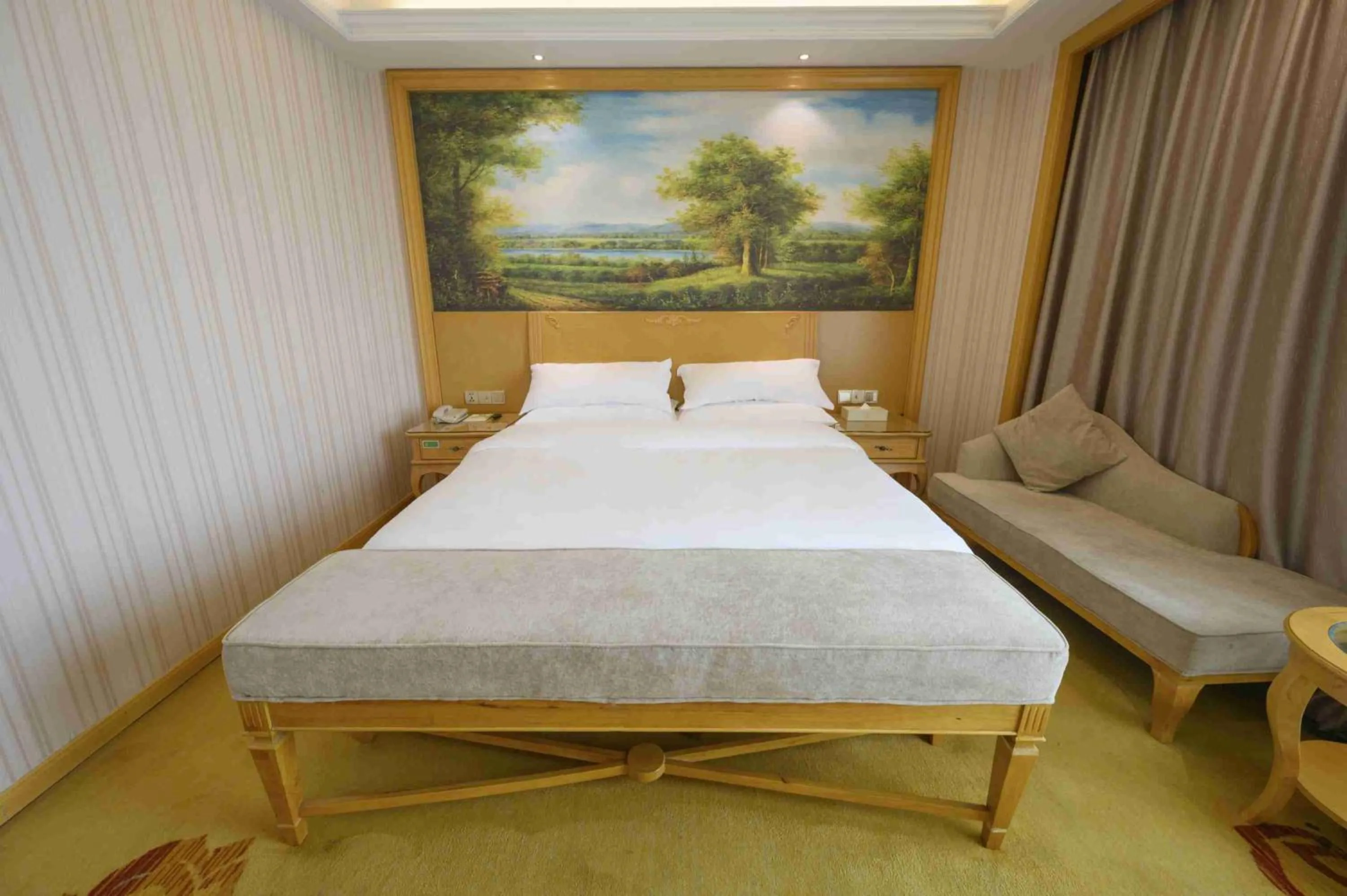 Bed in Vienna International Hotel Shanghai Malu Station